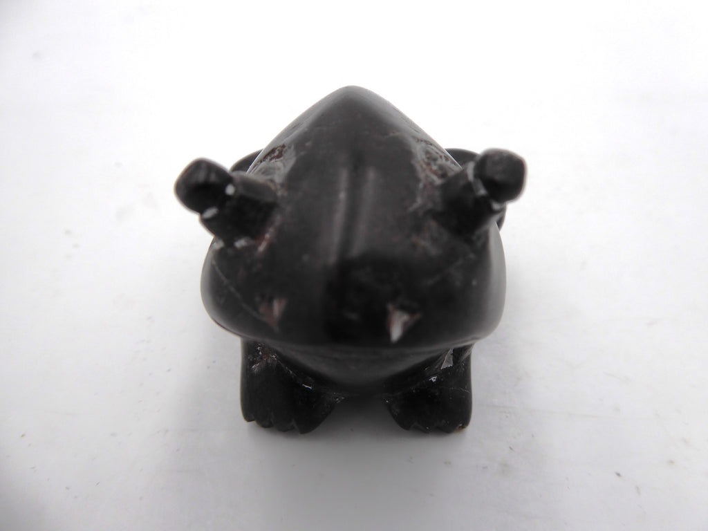 Petite grenouille en pierre noire