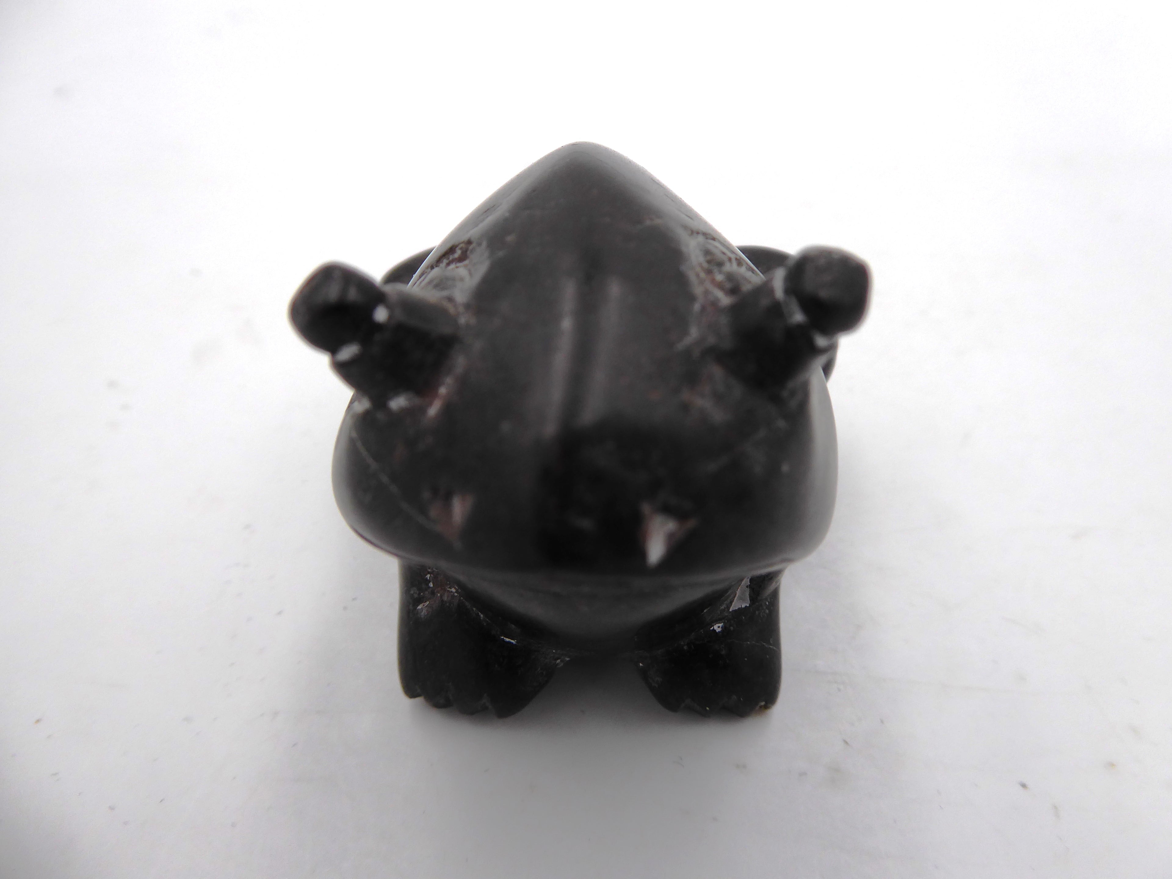 Petite grenouille en pierre noire