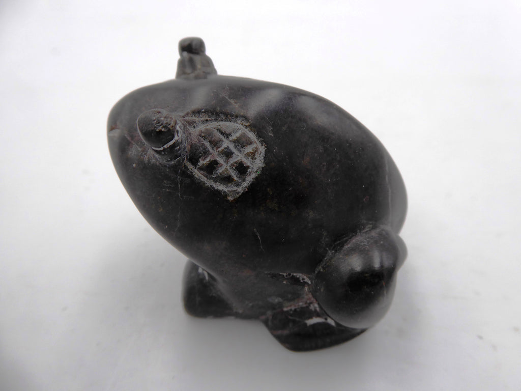 Petite grenouille en pierre noire