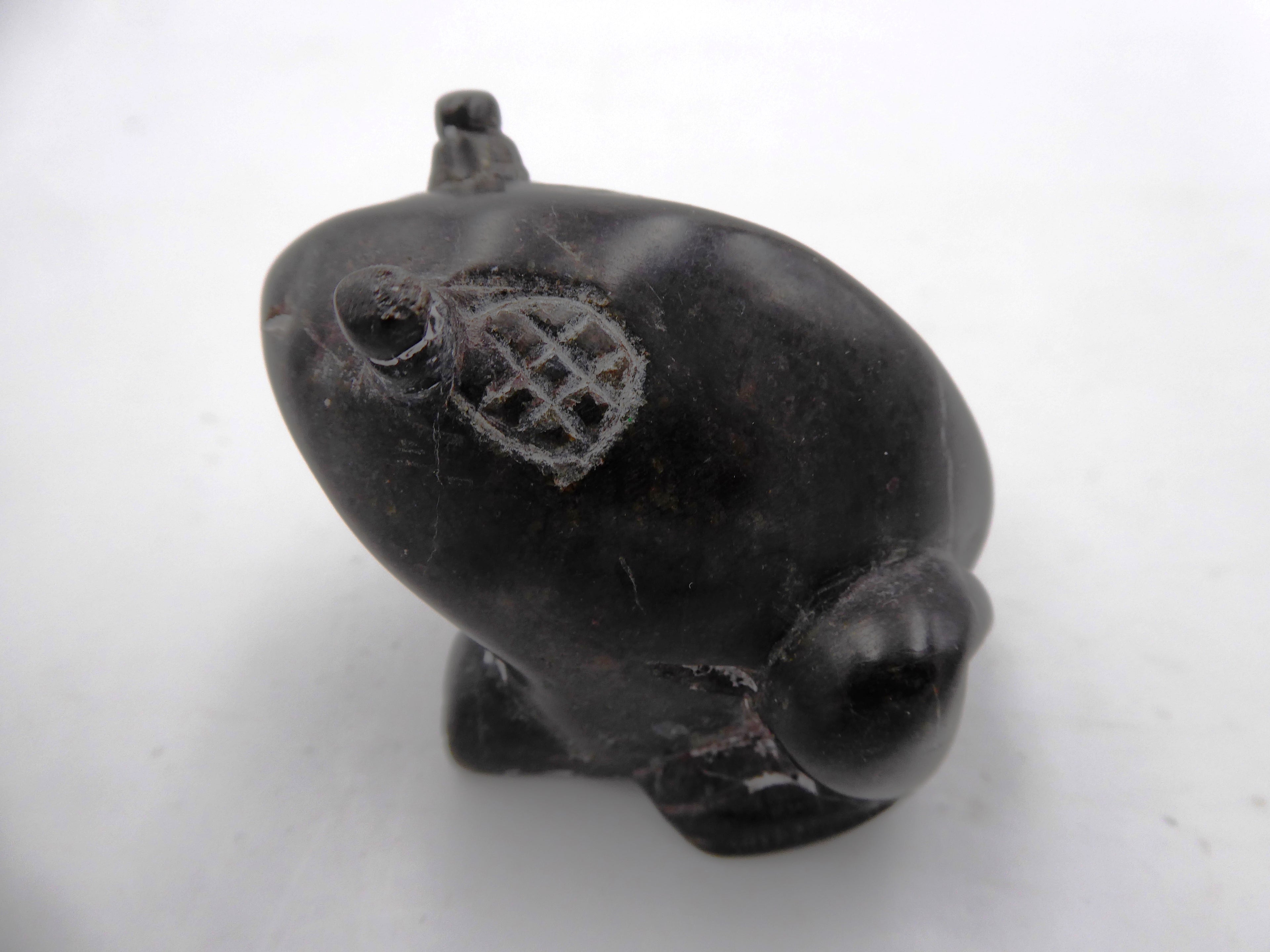 Petite grenouille en pierre noire