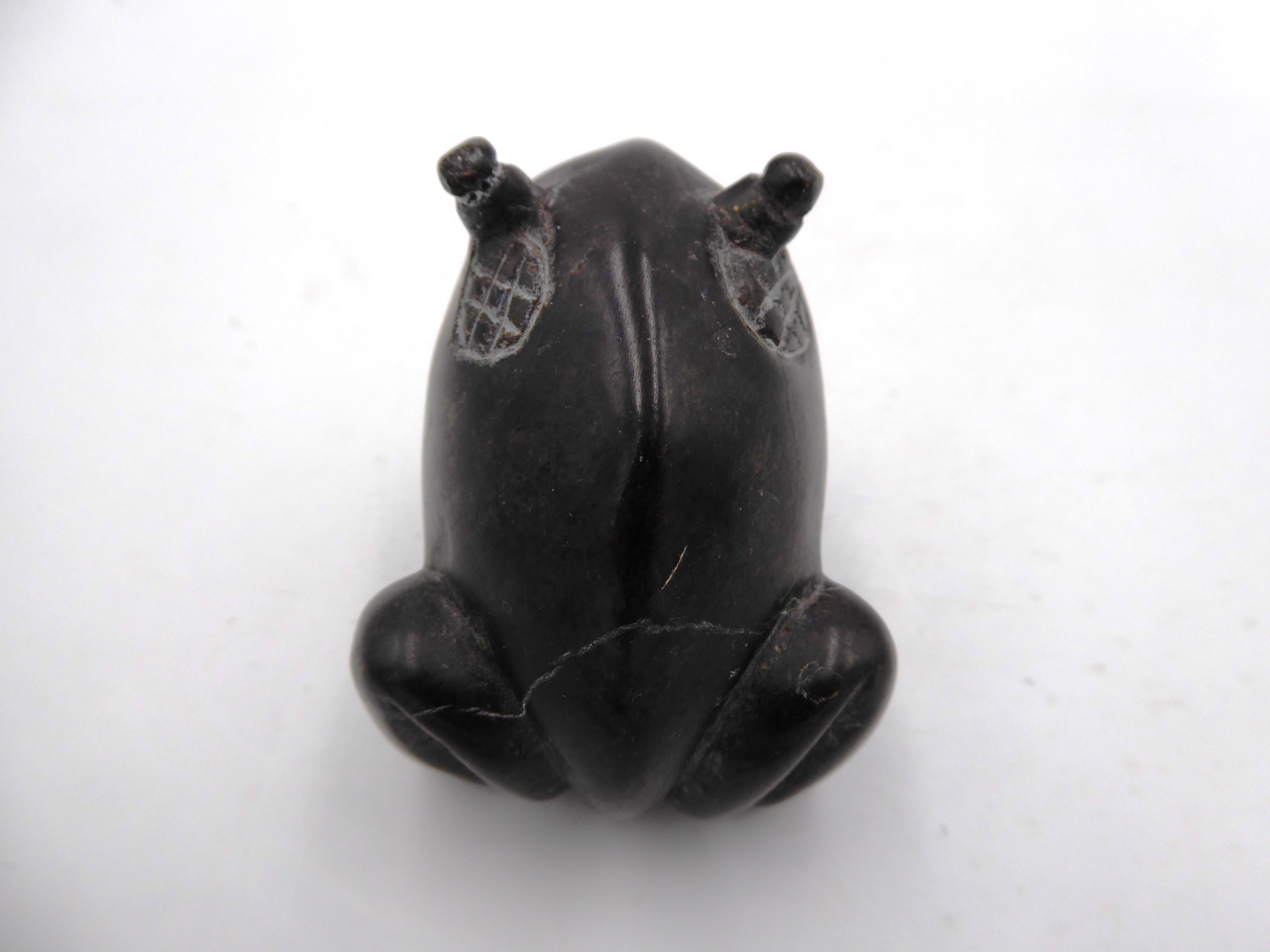 Petite grenouille en pierre noire