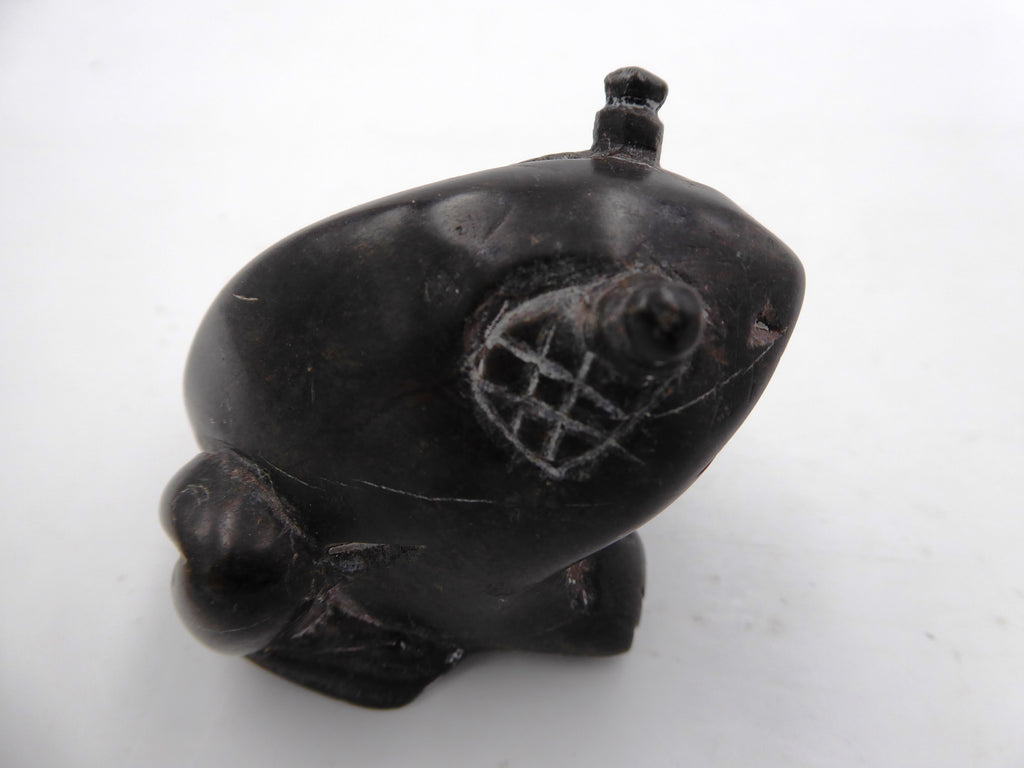 Petite grenouille en pierre noire