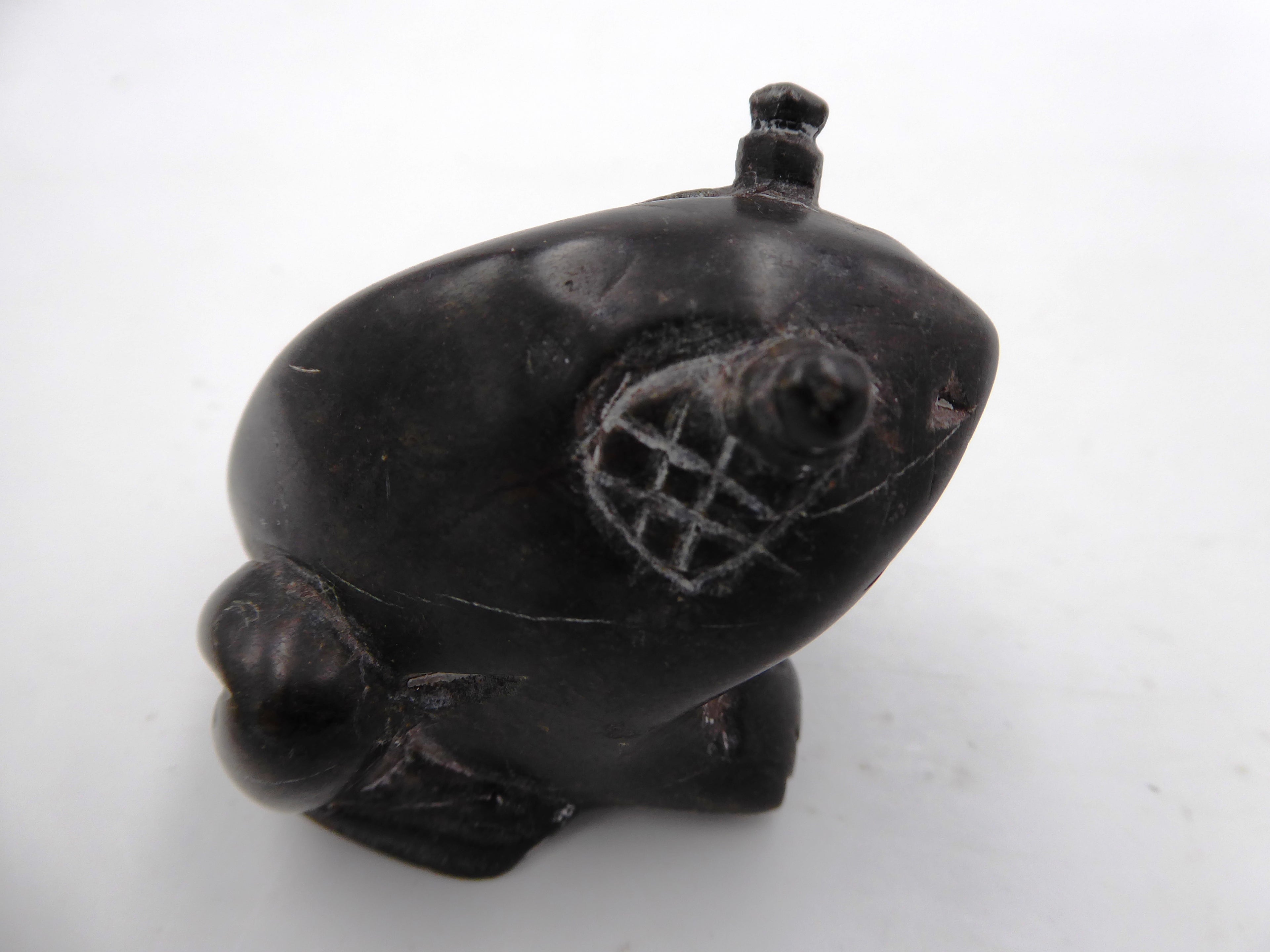 Petite grenouille en pierre noire