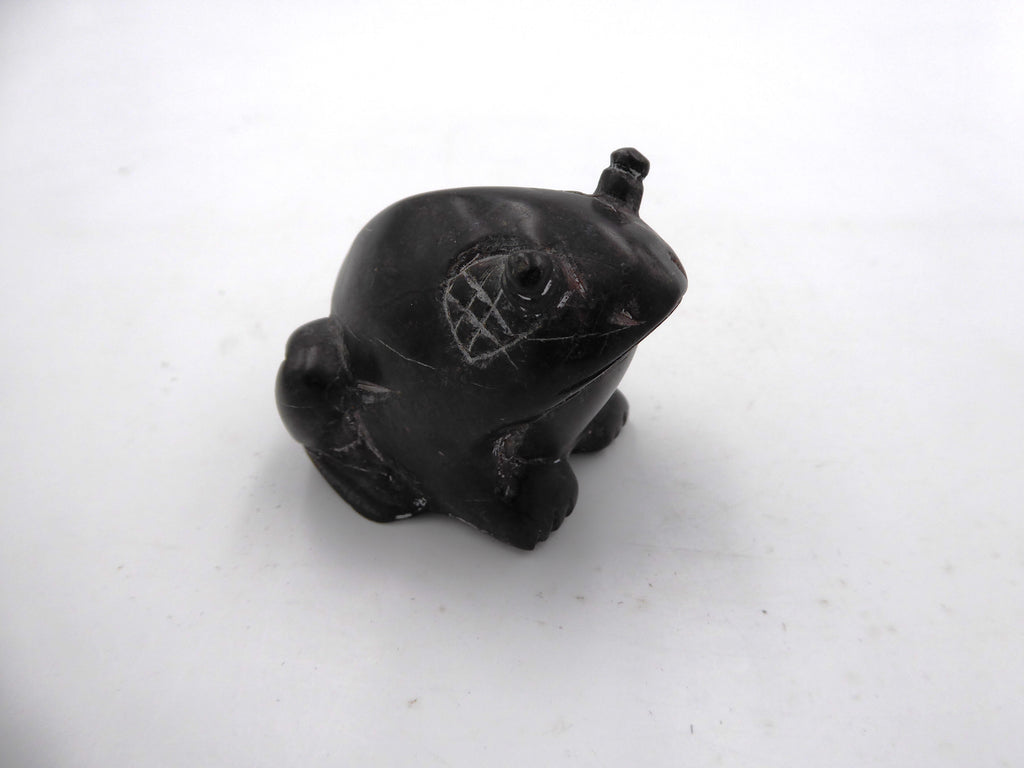 Petite grenouille en pierre noire