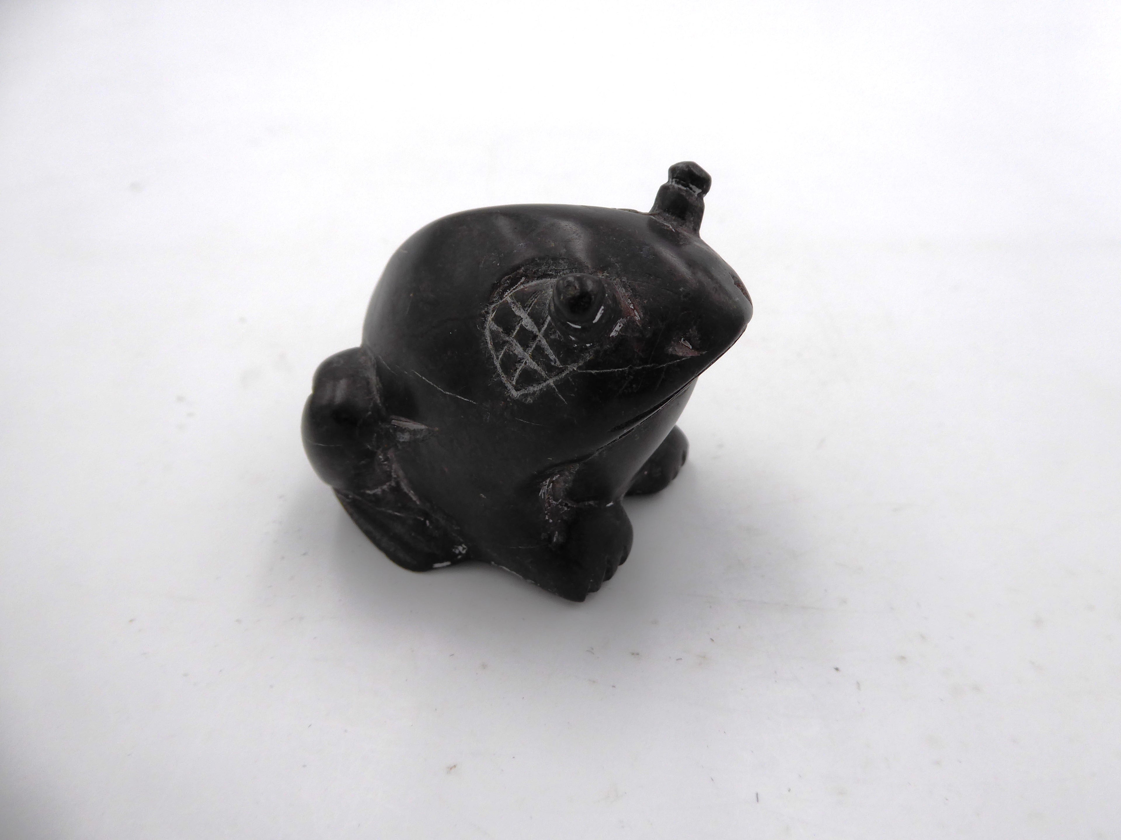 Petite grenouille en pierre noire