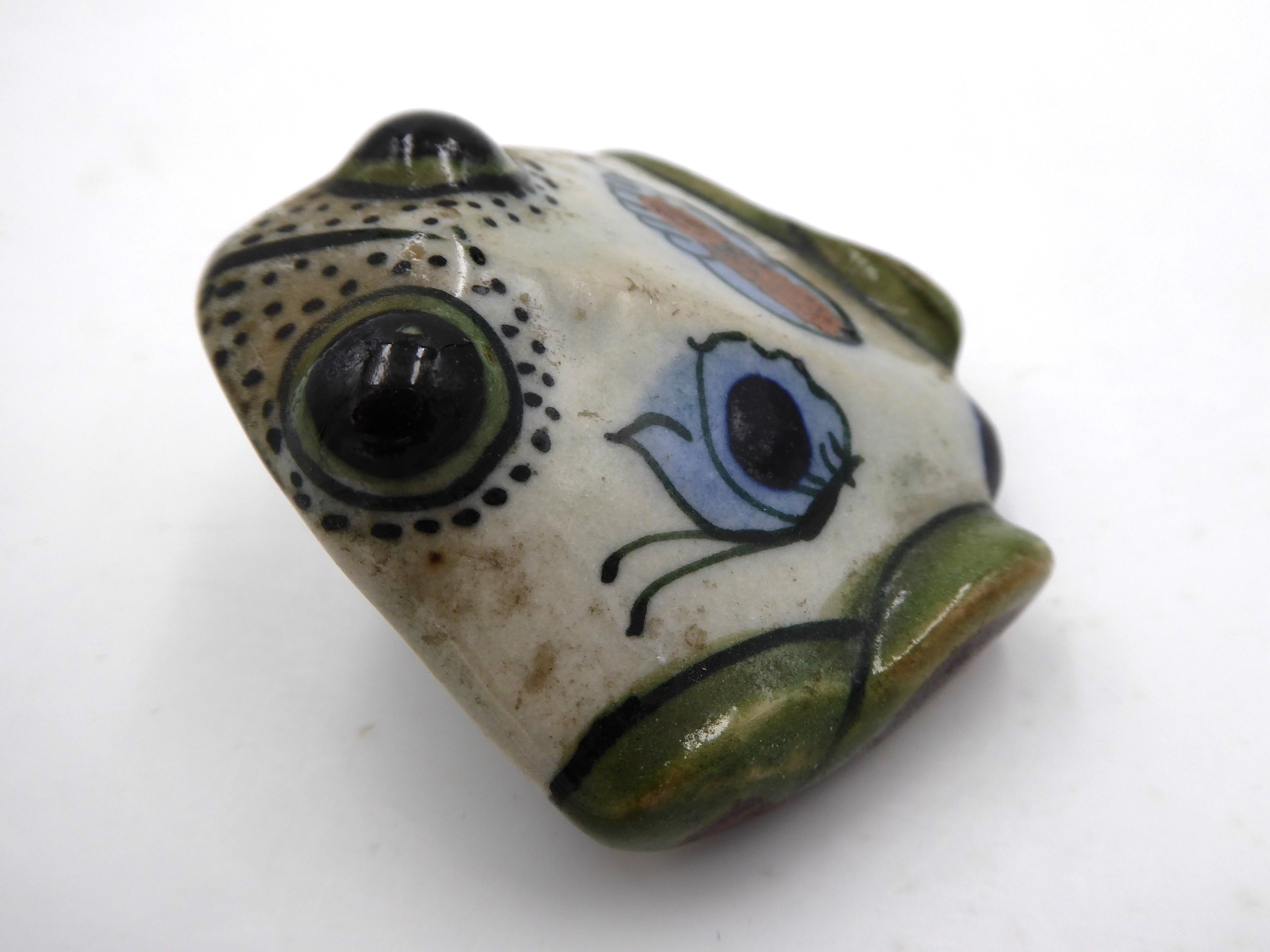 Belle petite grenouille plate peinte à la main