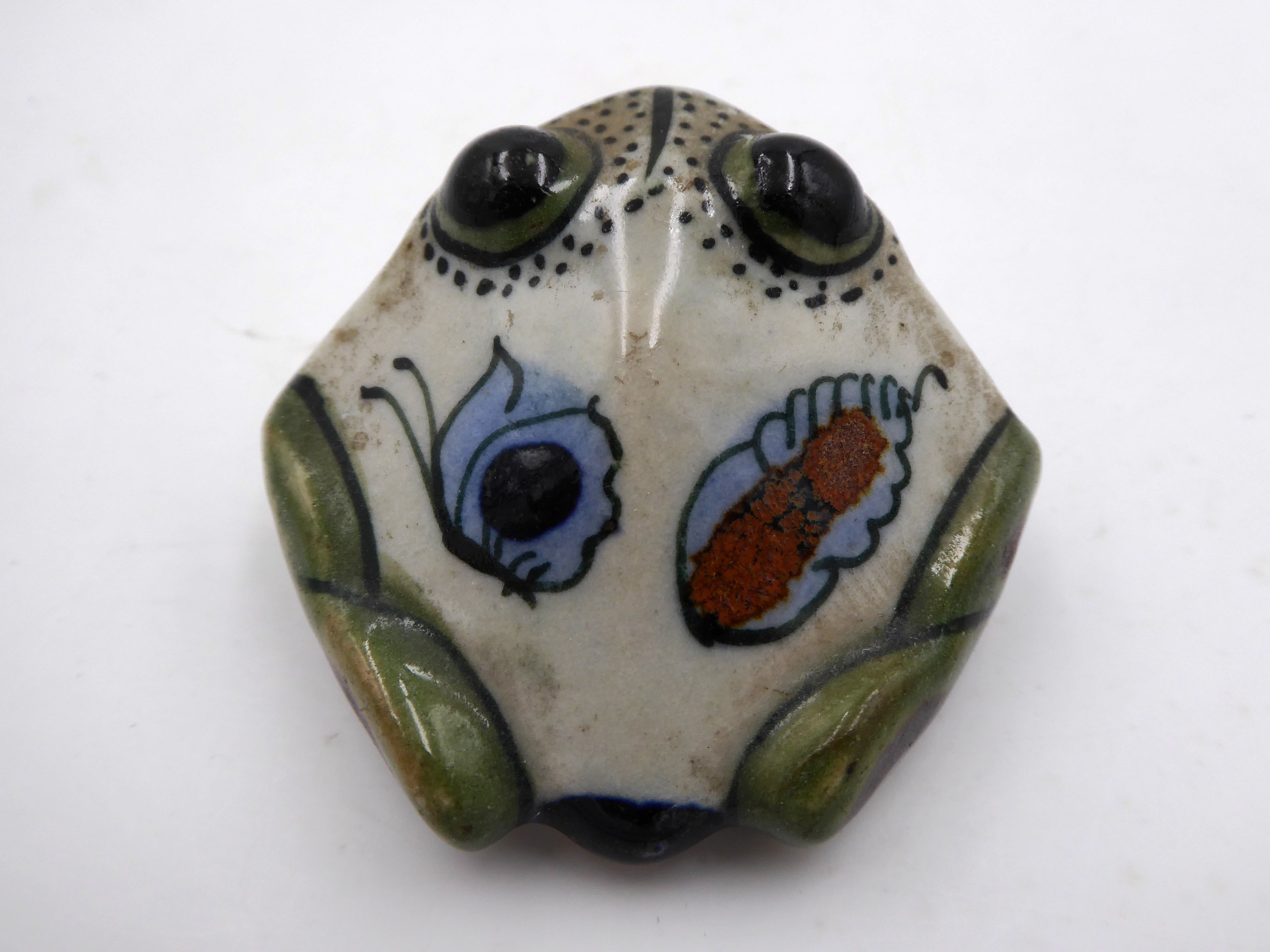 Belle petite grenouille plate peinte à la main