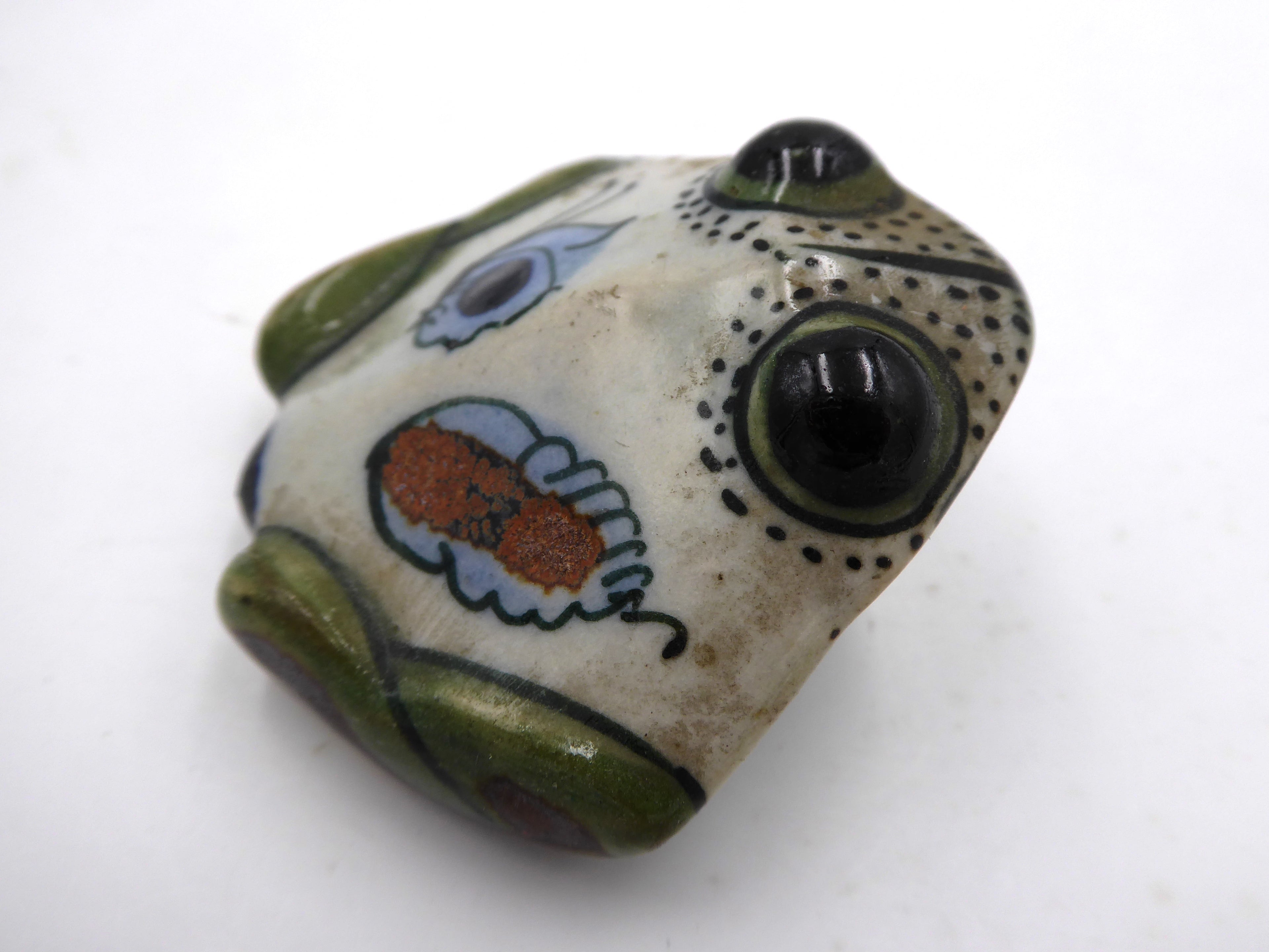 Belle petite grenouille plate peinte à la main