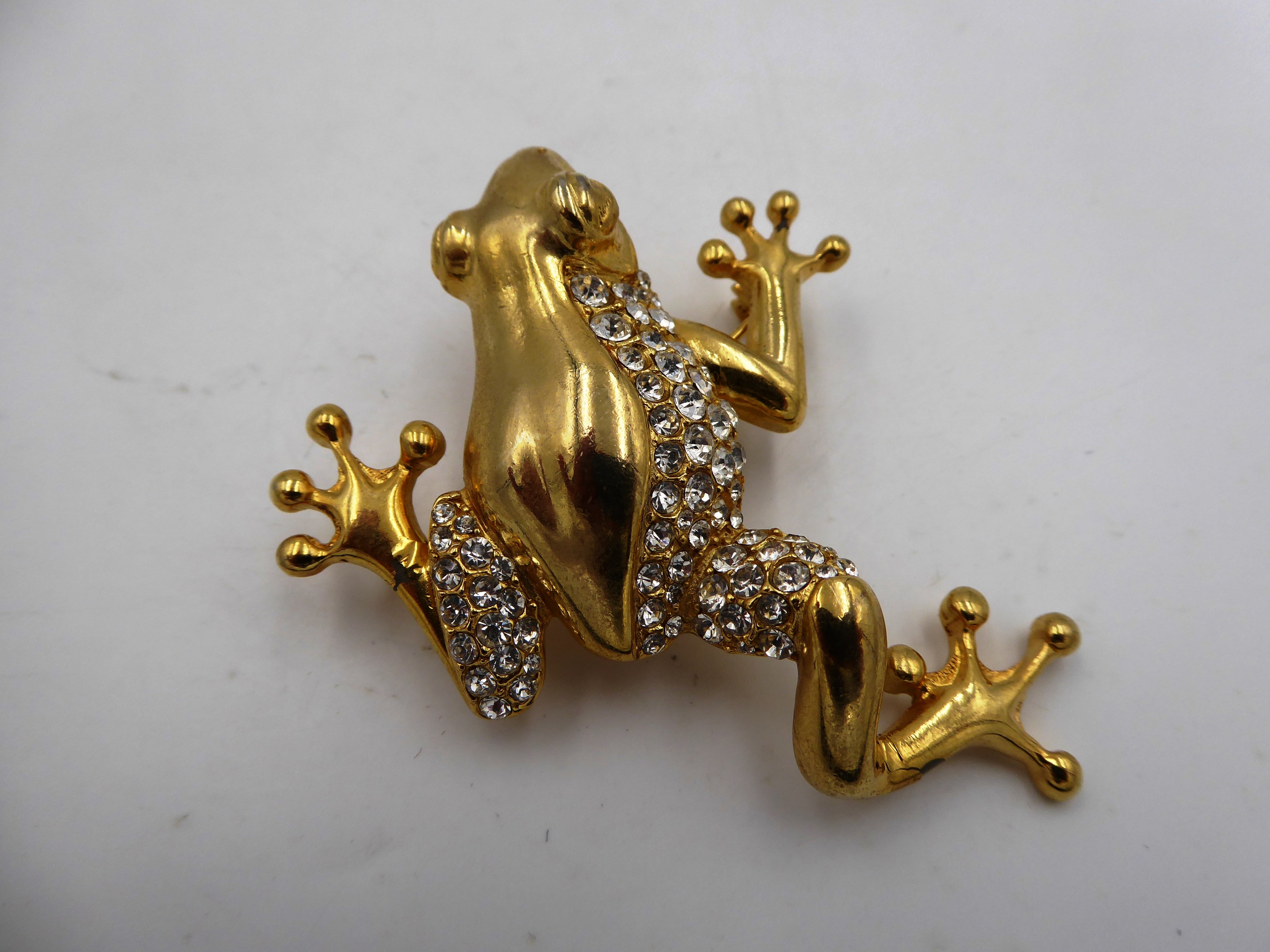 Belle broche en laiton poli et strass