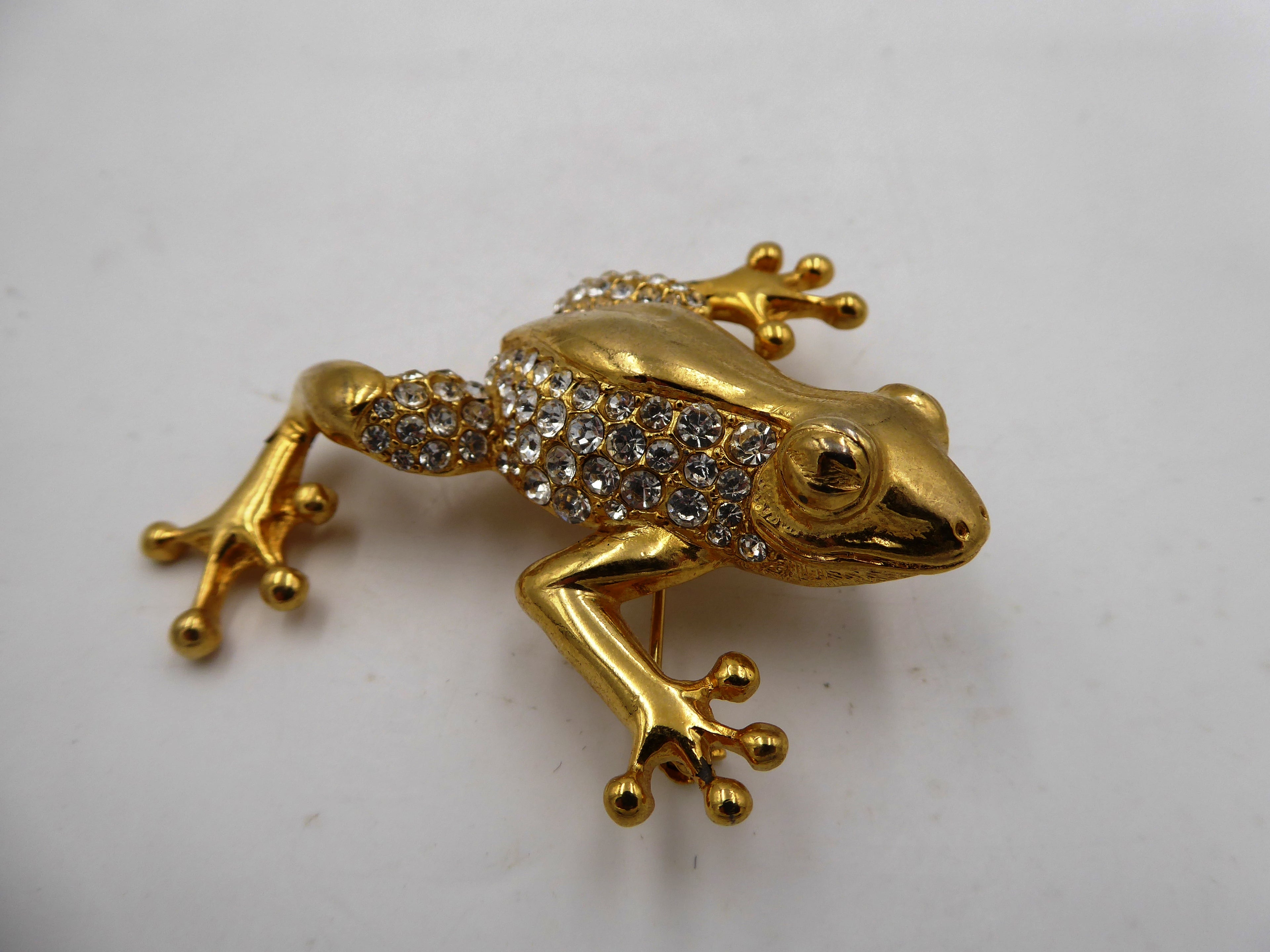 Belle broche en laiton poli et strass