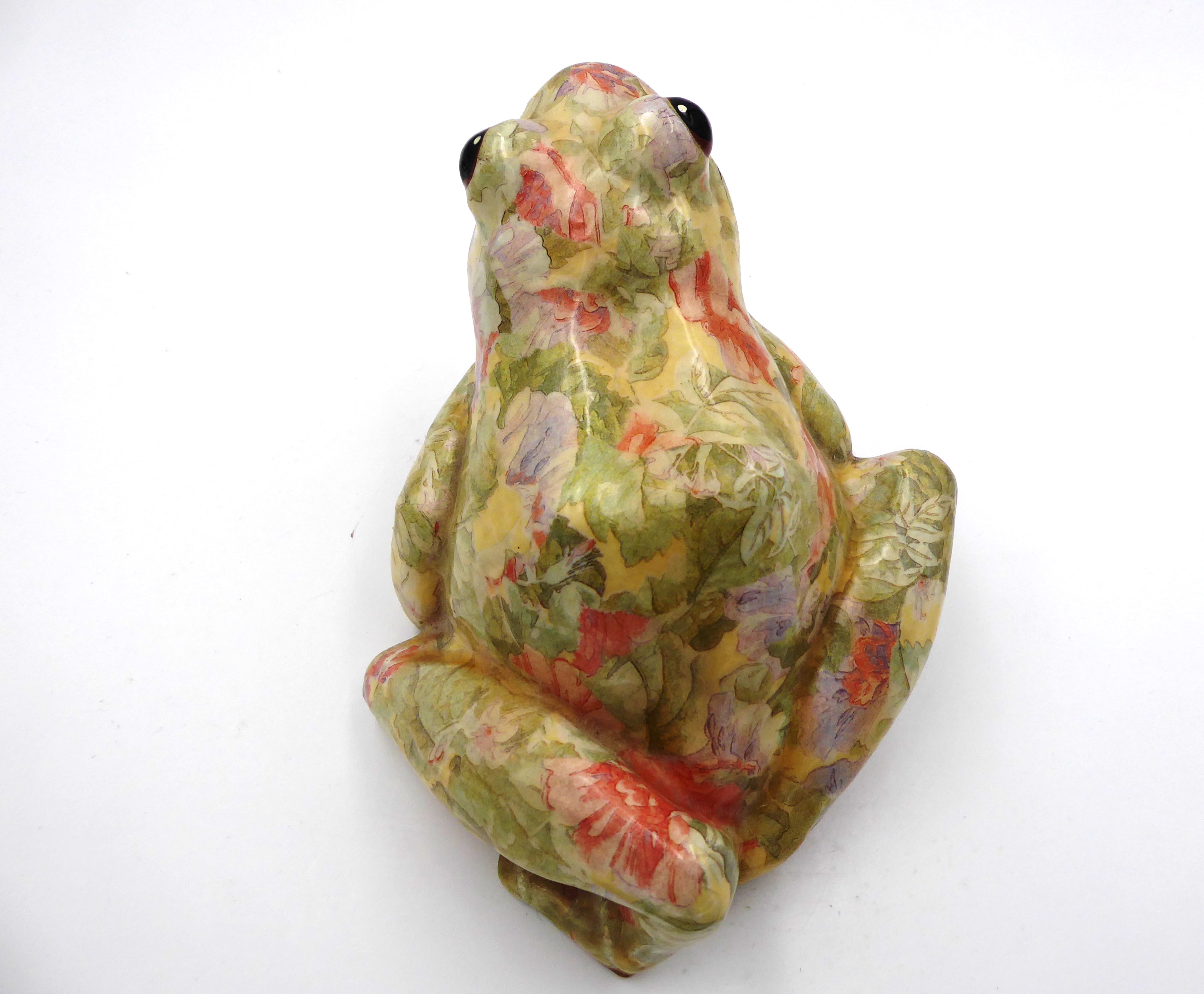 Enorme grenouille en céramique peinte
