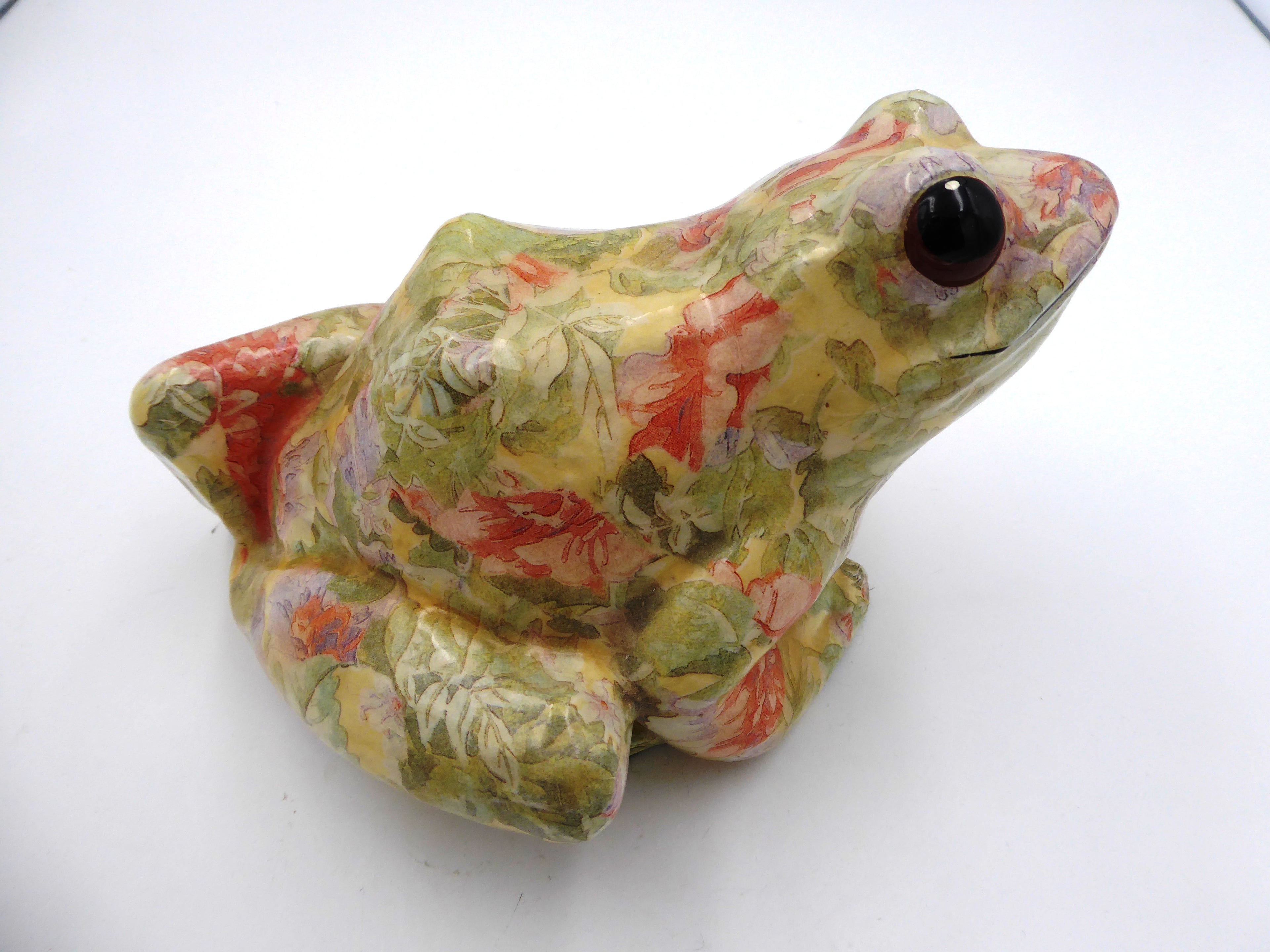 Enorme grenouille en céramique peinte