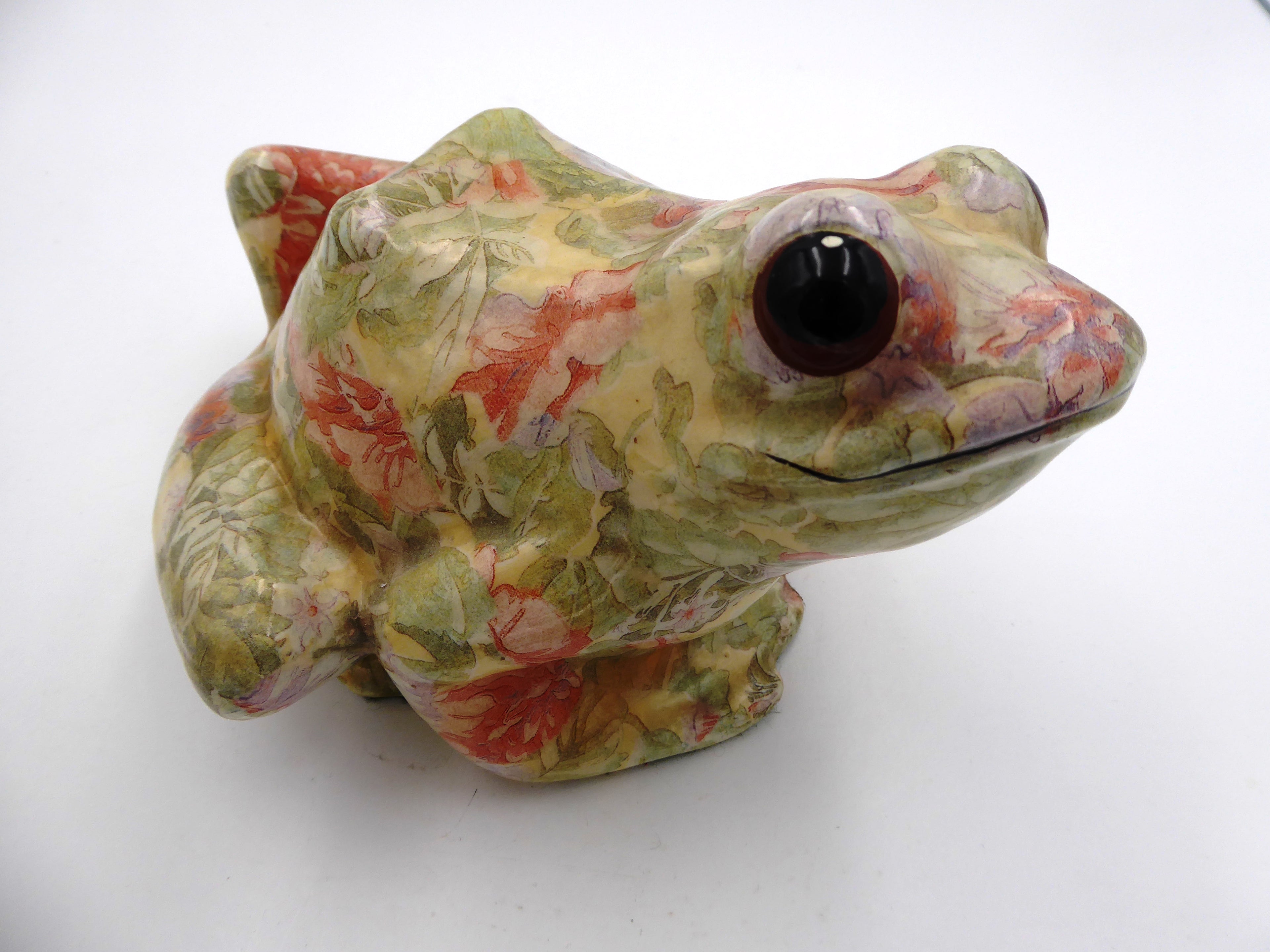 Enorme grenouille en céramique peinte