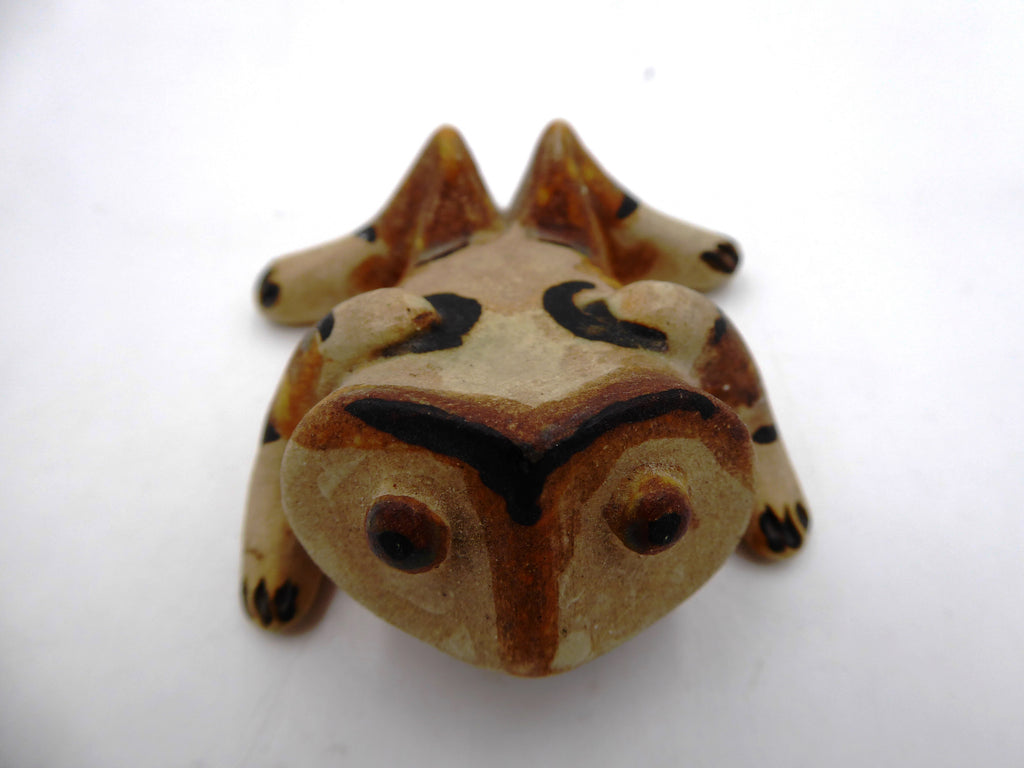 Originale petite grenouille en terre cuite