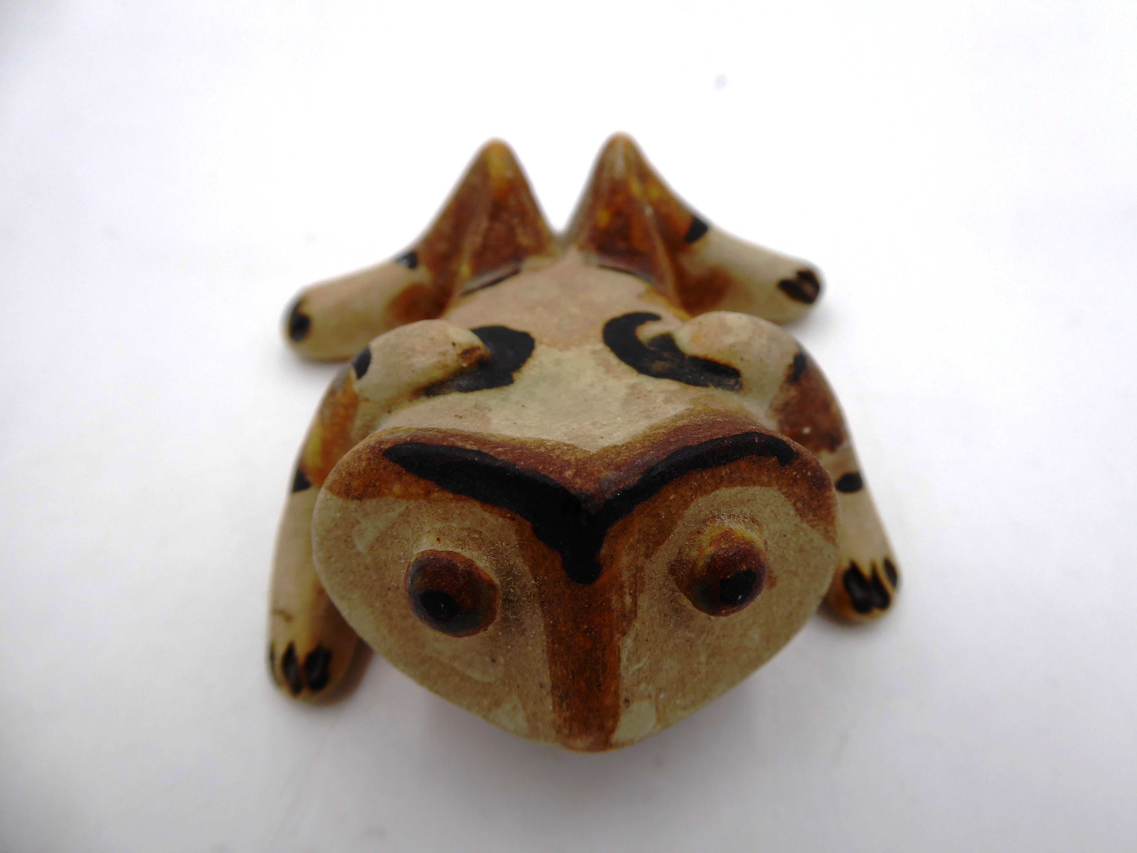 Originale petite grenouille en terre cuite