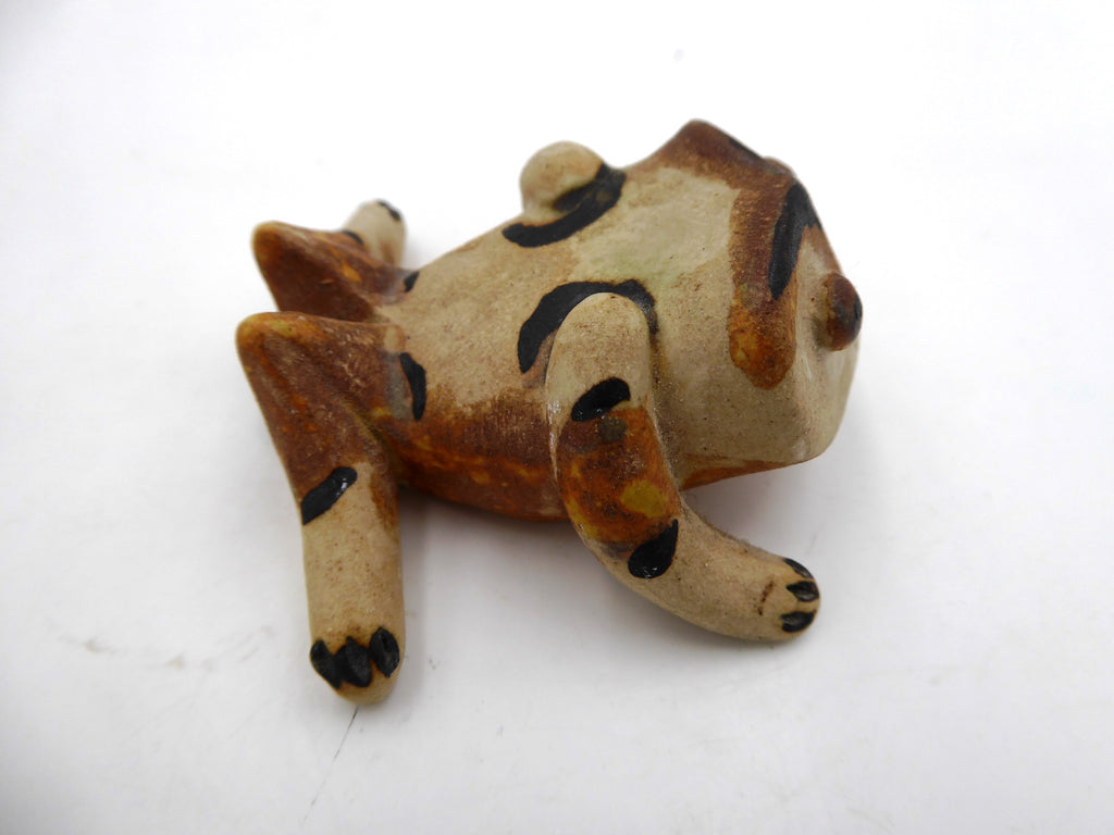 Originale petite grenouille en terre cuite