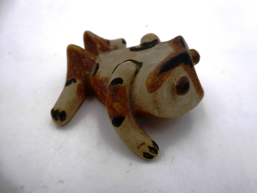 Originale petite grenouille en terre cuite