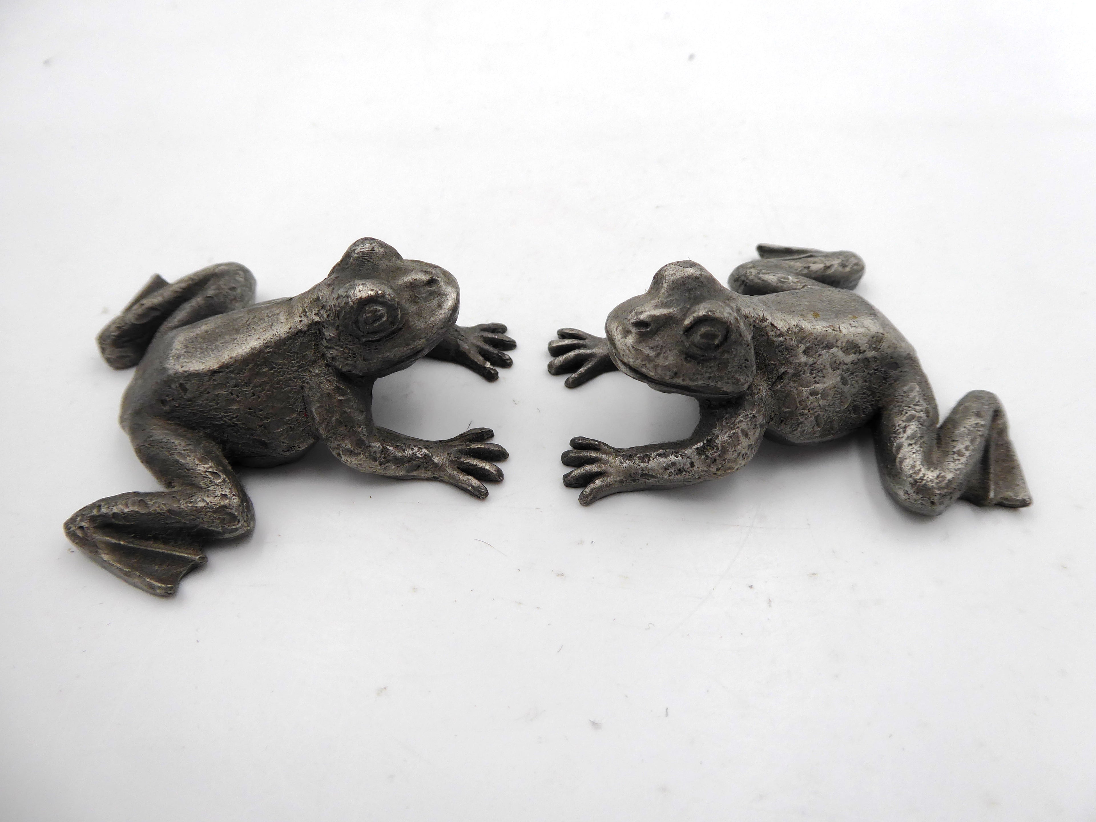 Couple de grenouille en étain