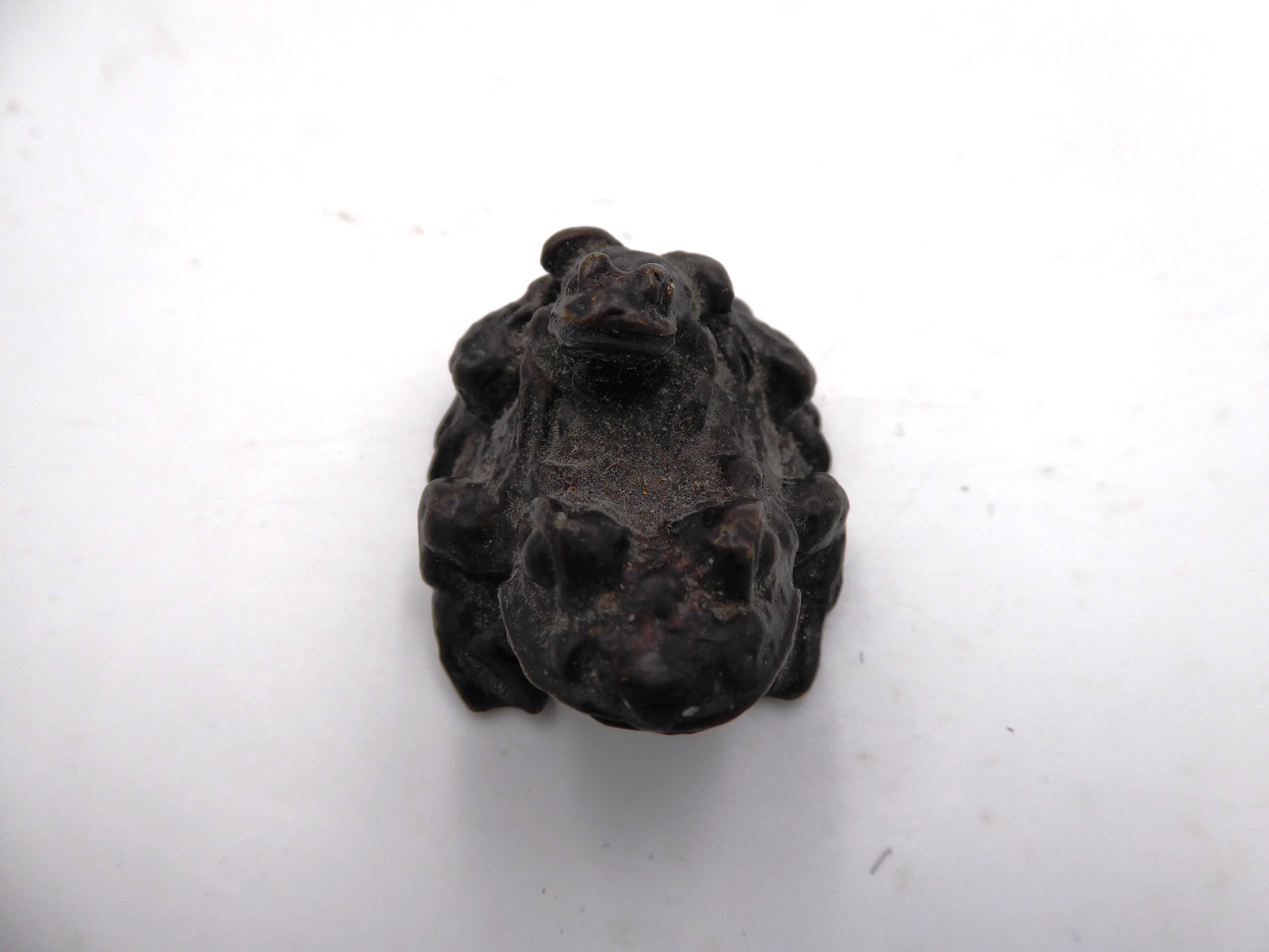 Petite grenouille et son bébé en laiton noirci