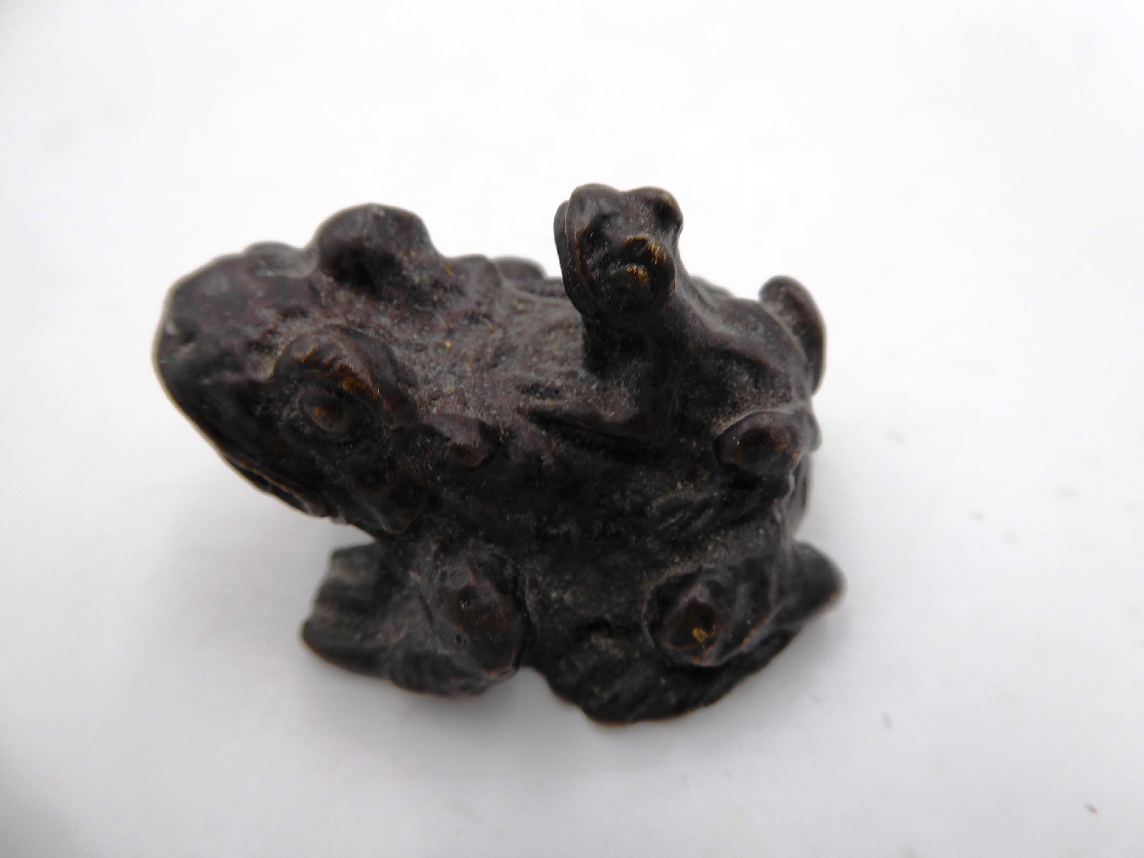 Petite grenouille et son bébé en laiton noirci