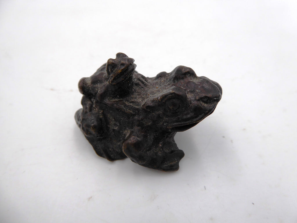Petite grenouille et son bébé en laiton noirci