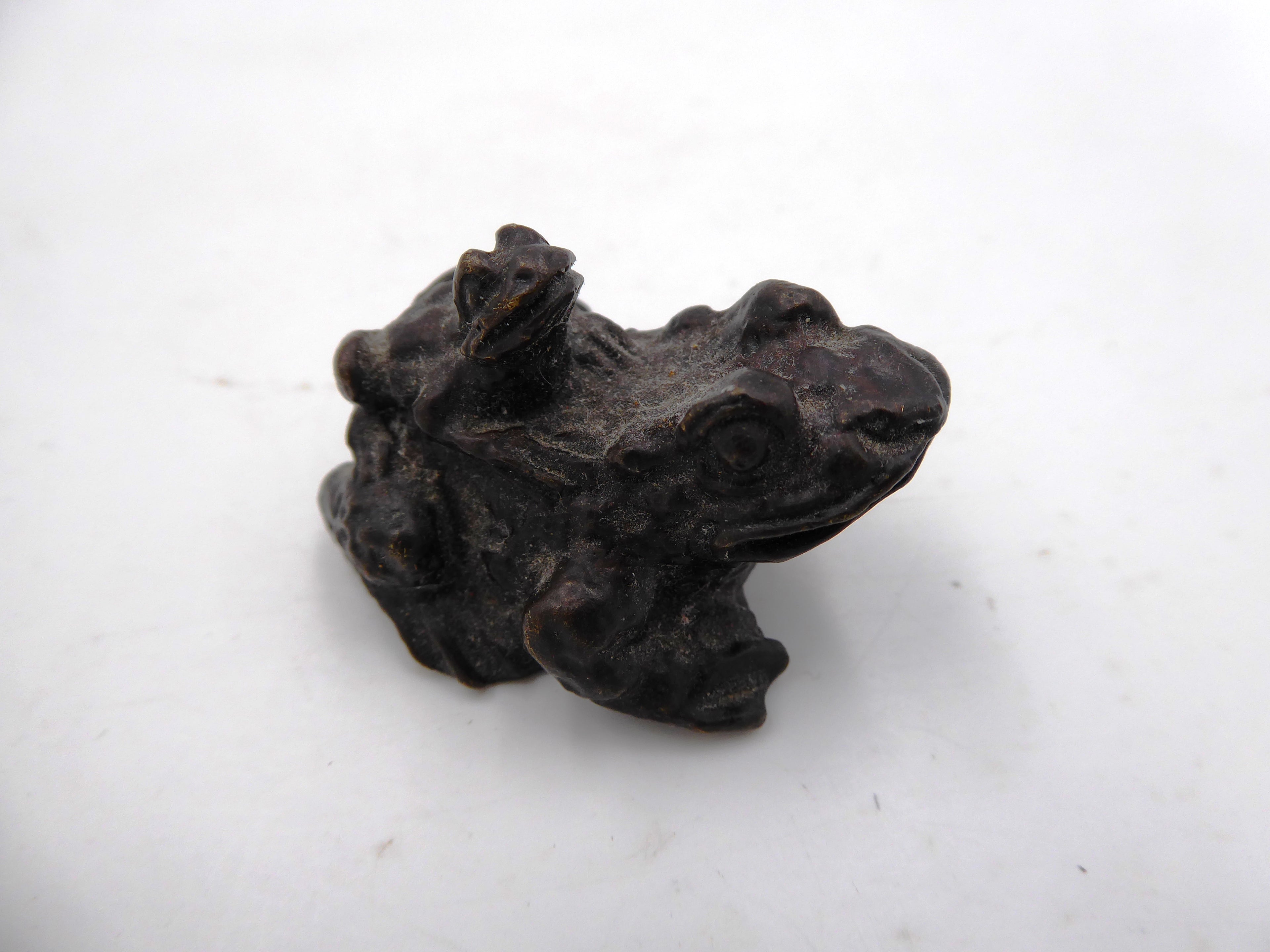 Petite grenouille et son bébé en laiton noirci