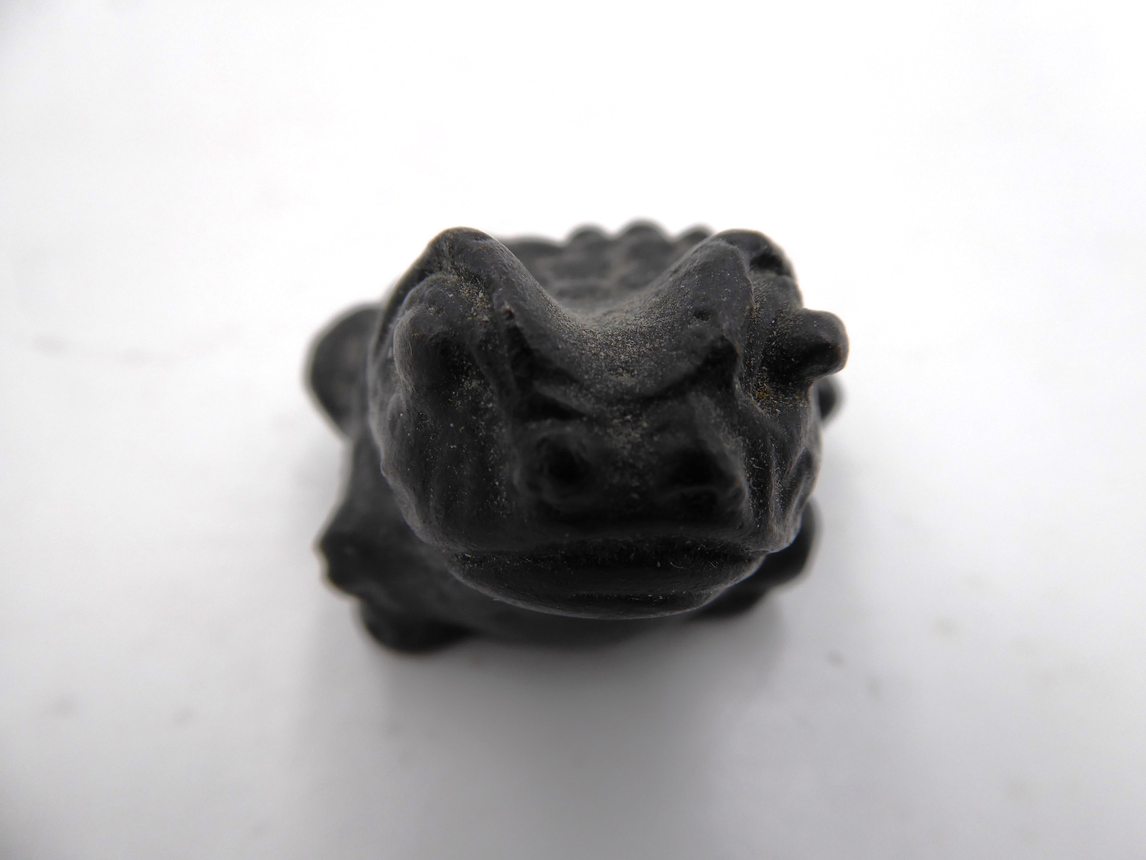 Petite grenouille en laiton noirci