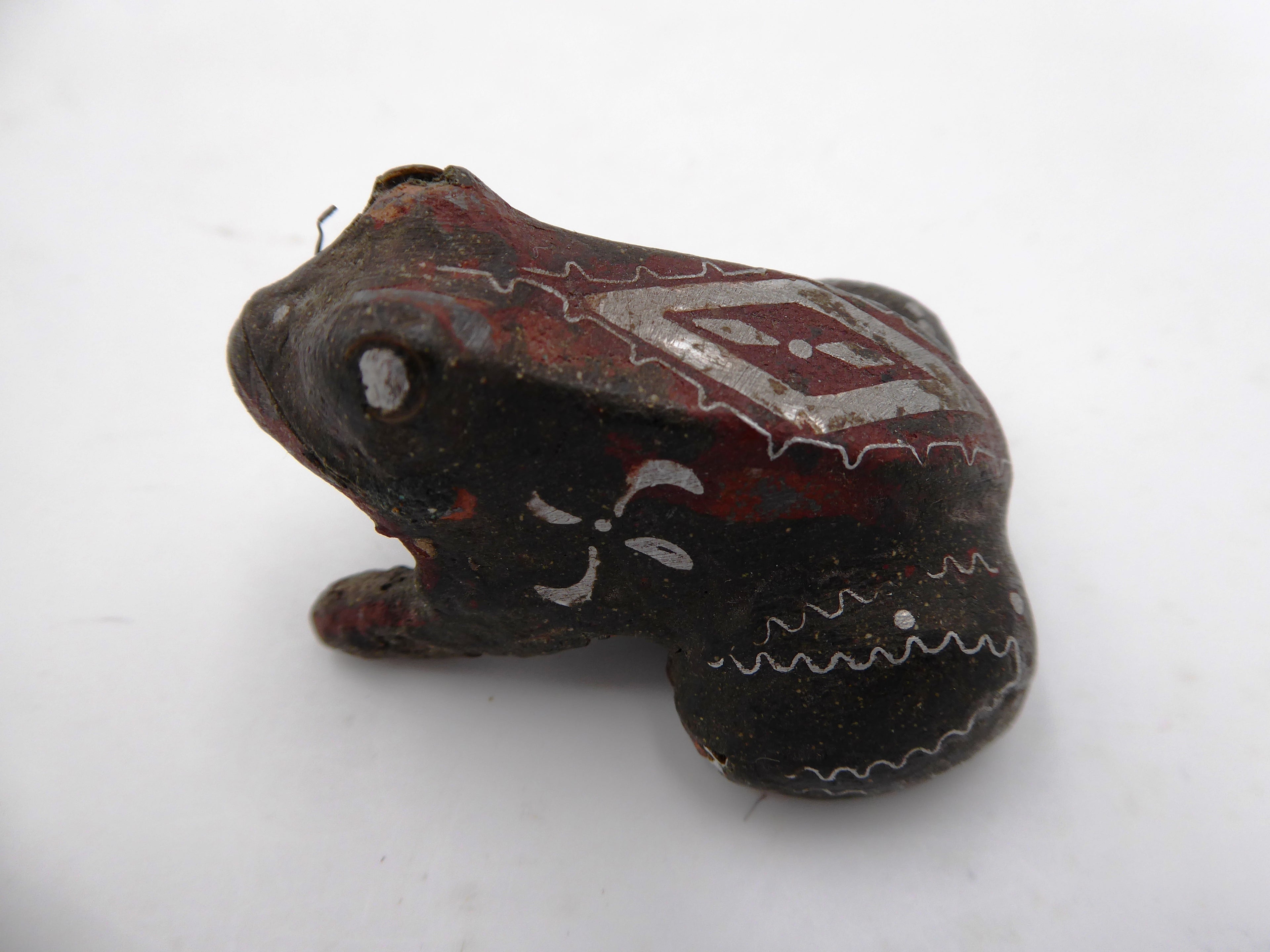 Ancienne grenouille en plomb décoré