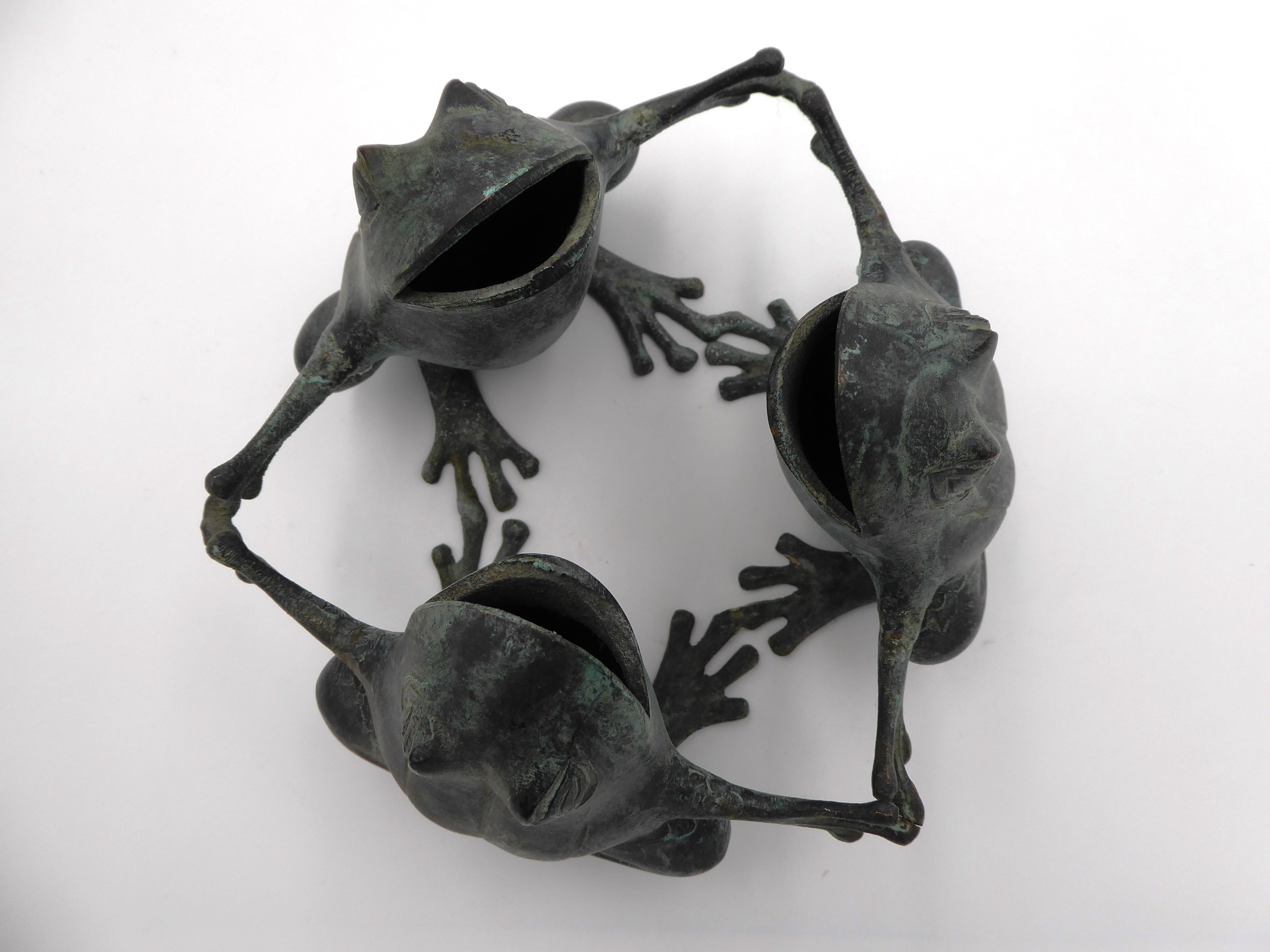 Bronze danse des trois grenouilles