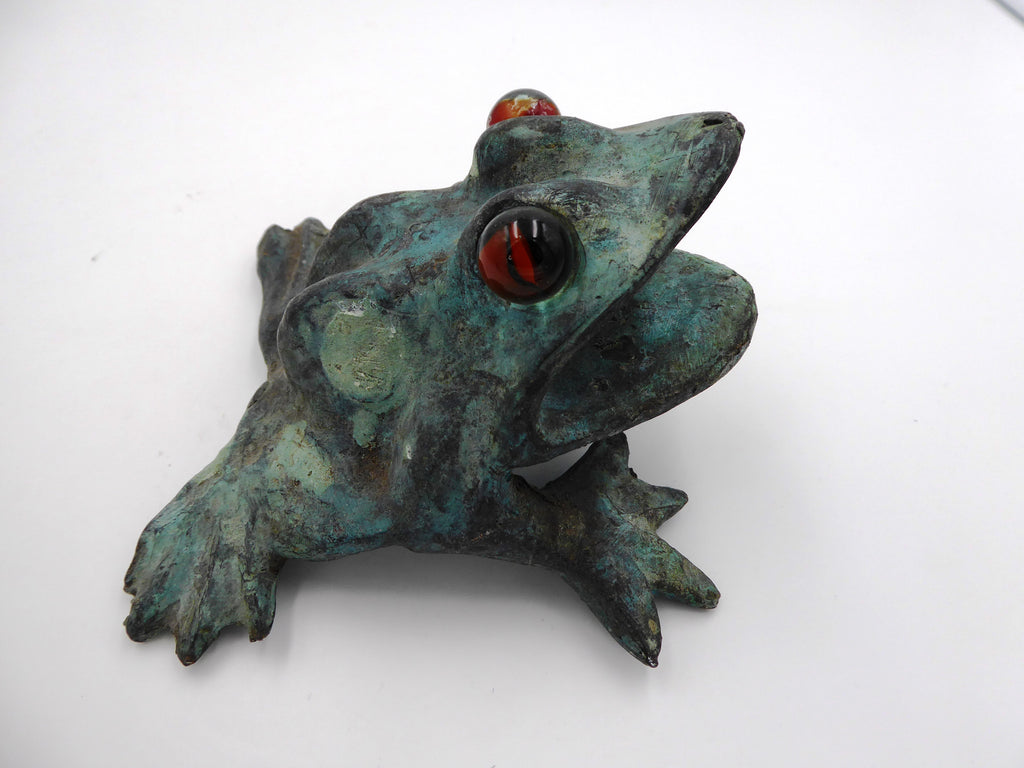 Bronze grenouille aux yeux en verre