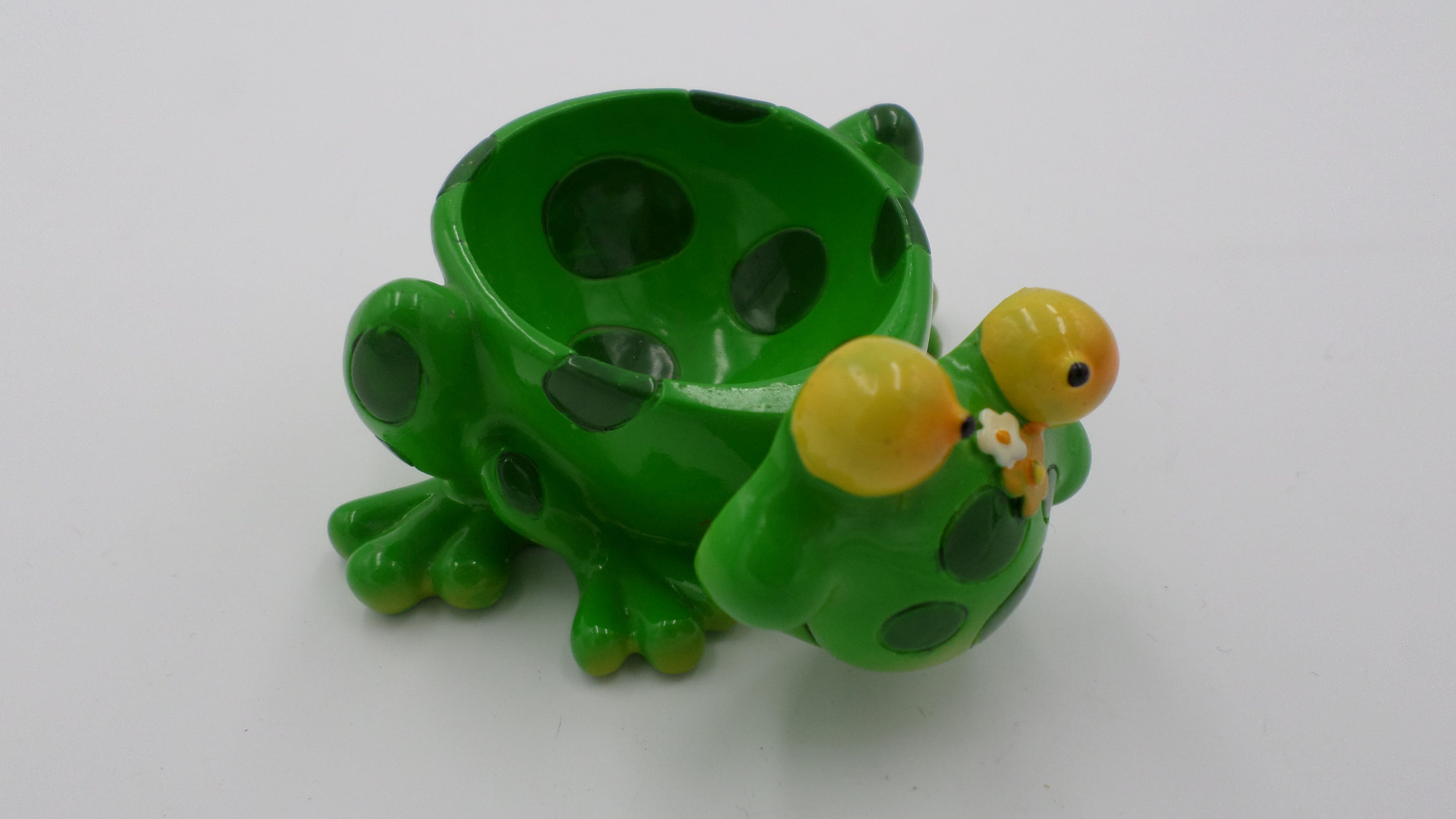 Grenouille en bois avec fleurs