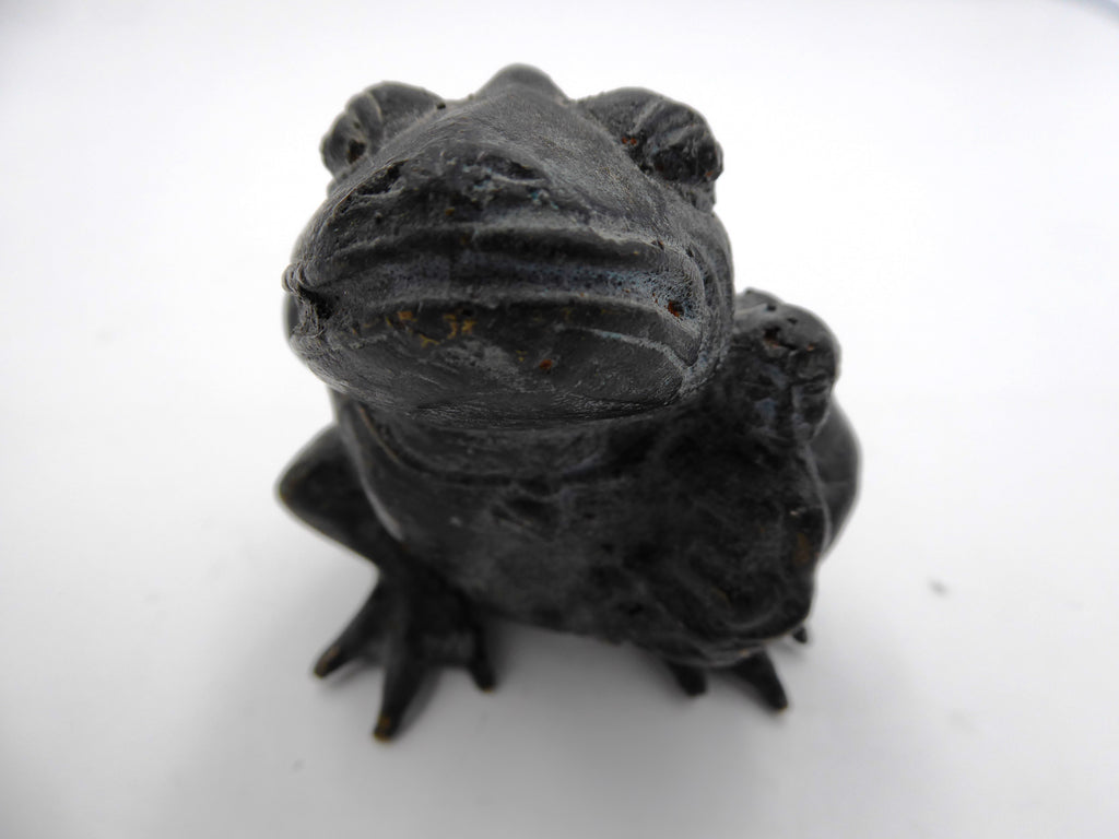 Grenouille tenant un petit enfant en laiton noirci