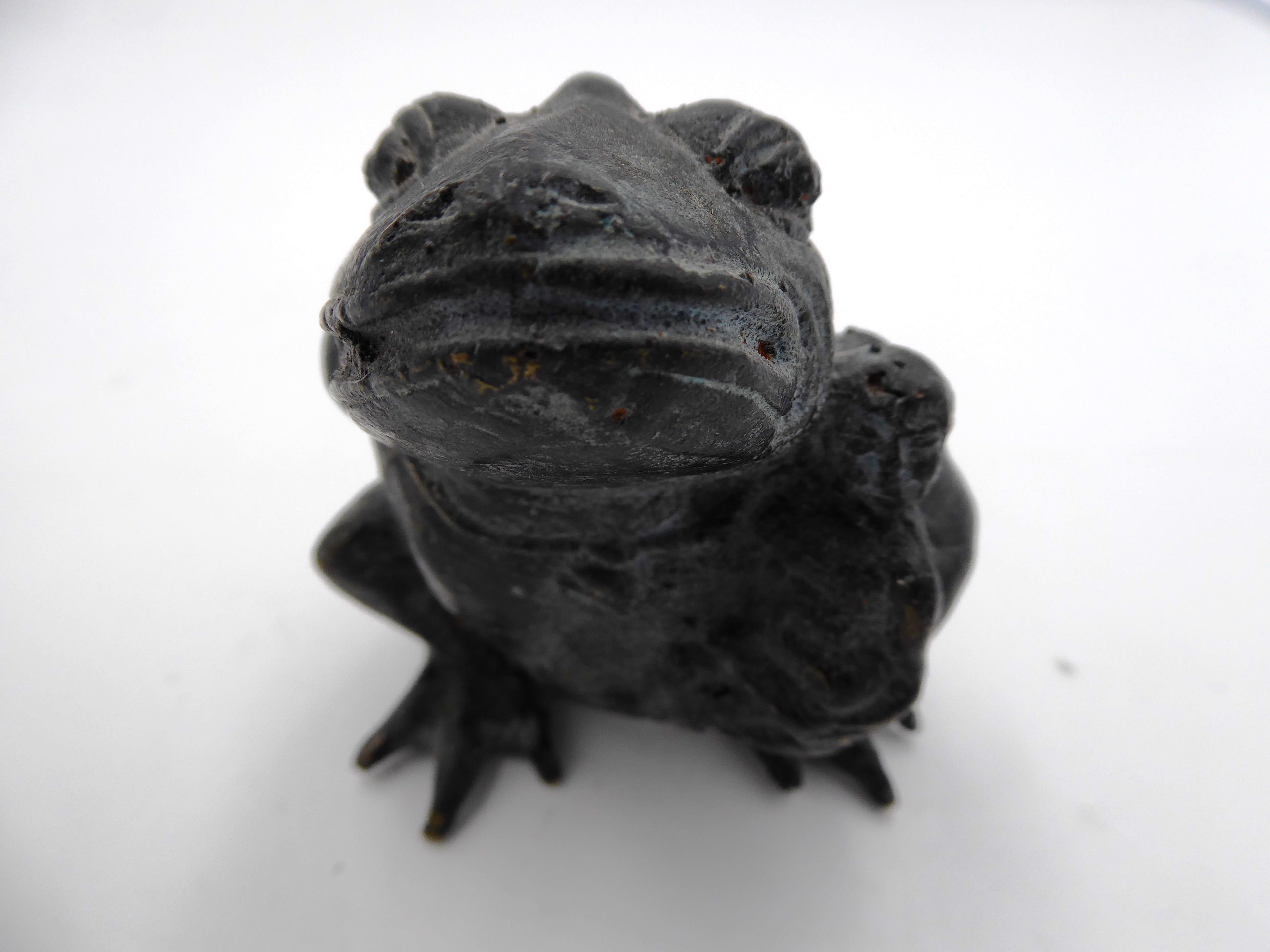 Grenouille tenant un petit enfant en laiton noirci