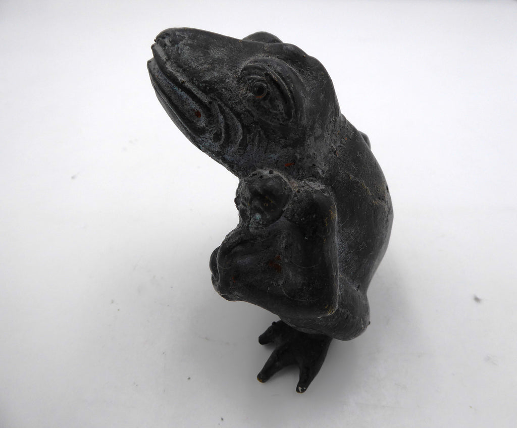 Grenouille tenant un petit enfant en laiton noirci