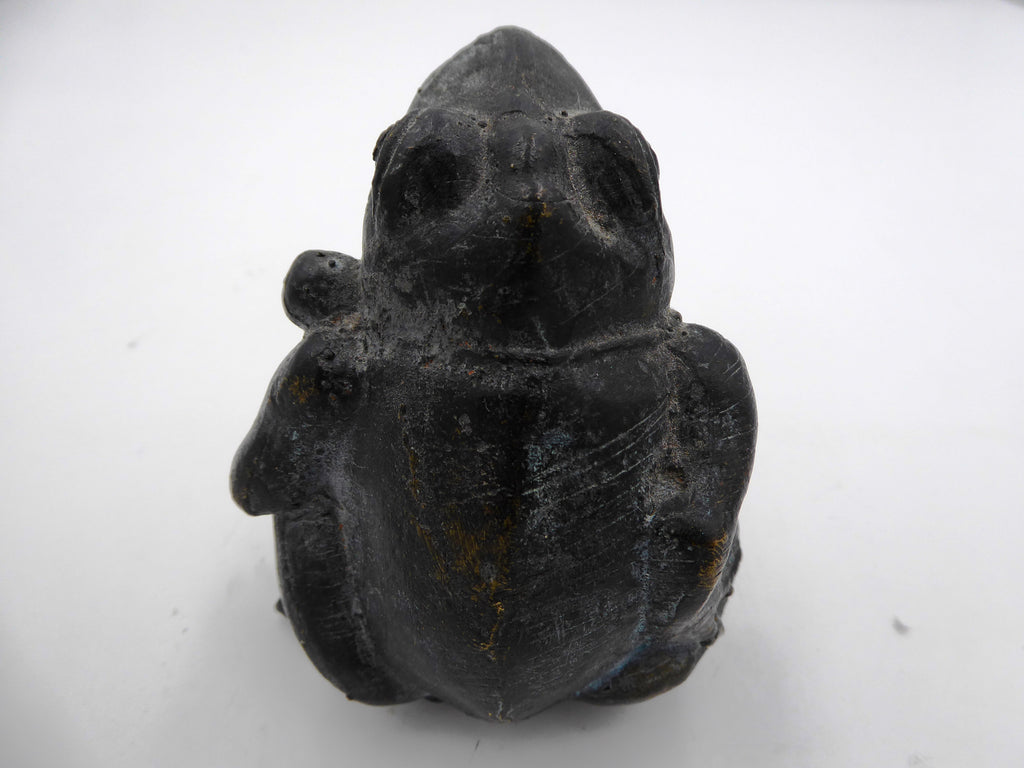 Grenouille tenant un petit enfant en laiton noirci
