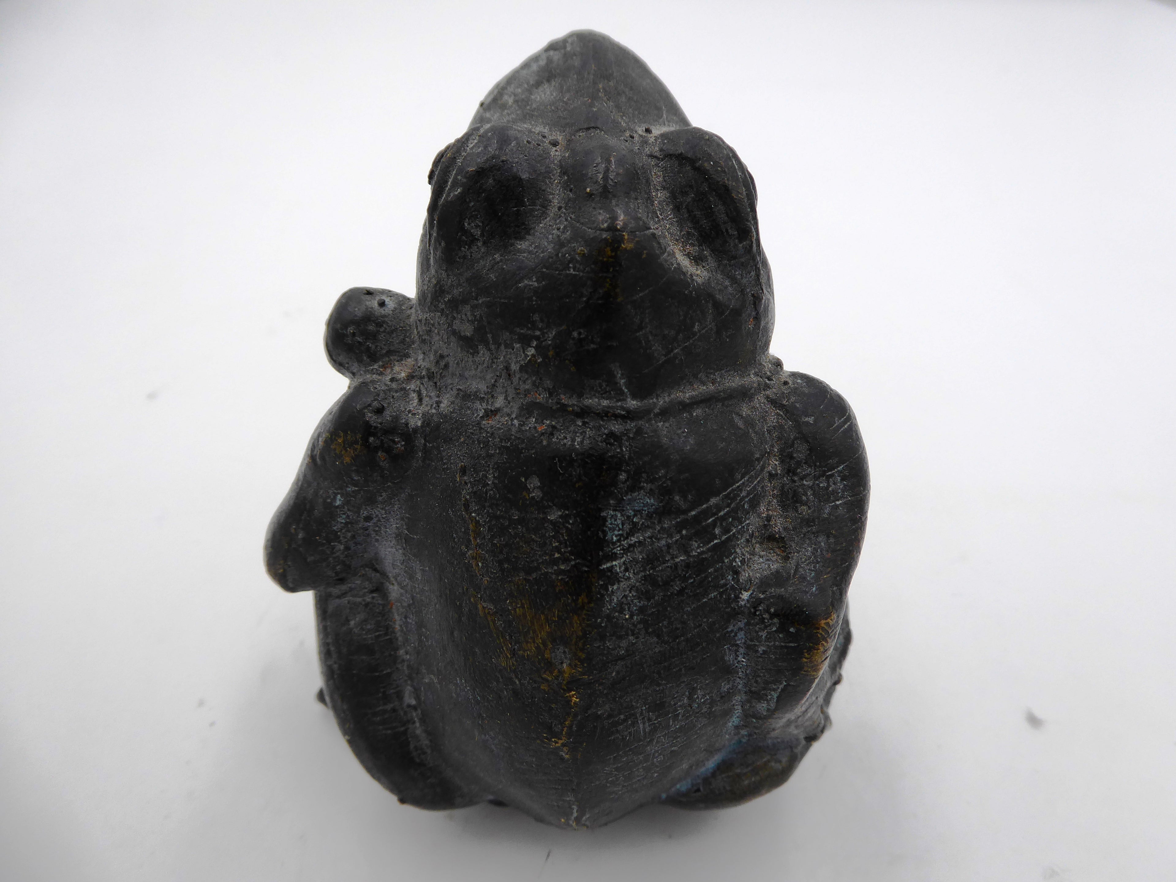Grenouille tenant un petit enfant en laiton noirci