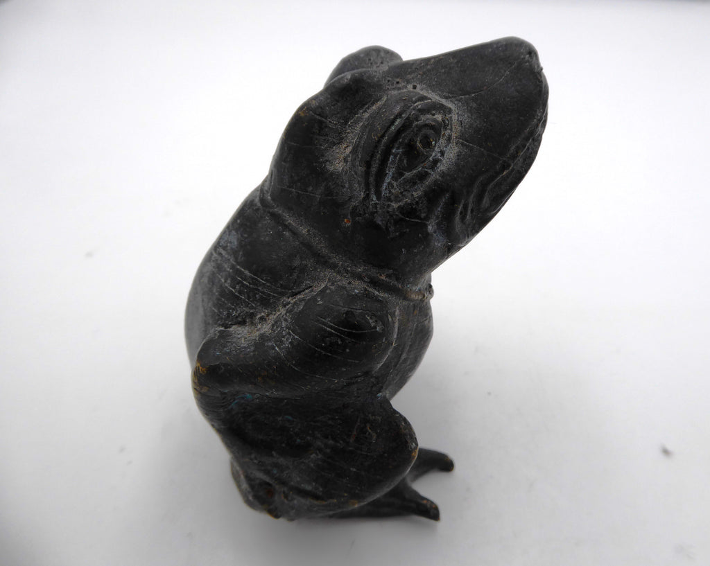 Grenouille tenant un petit enfant en laiton noirci