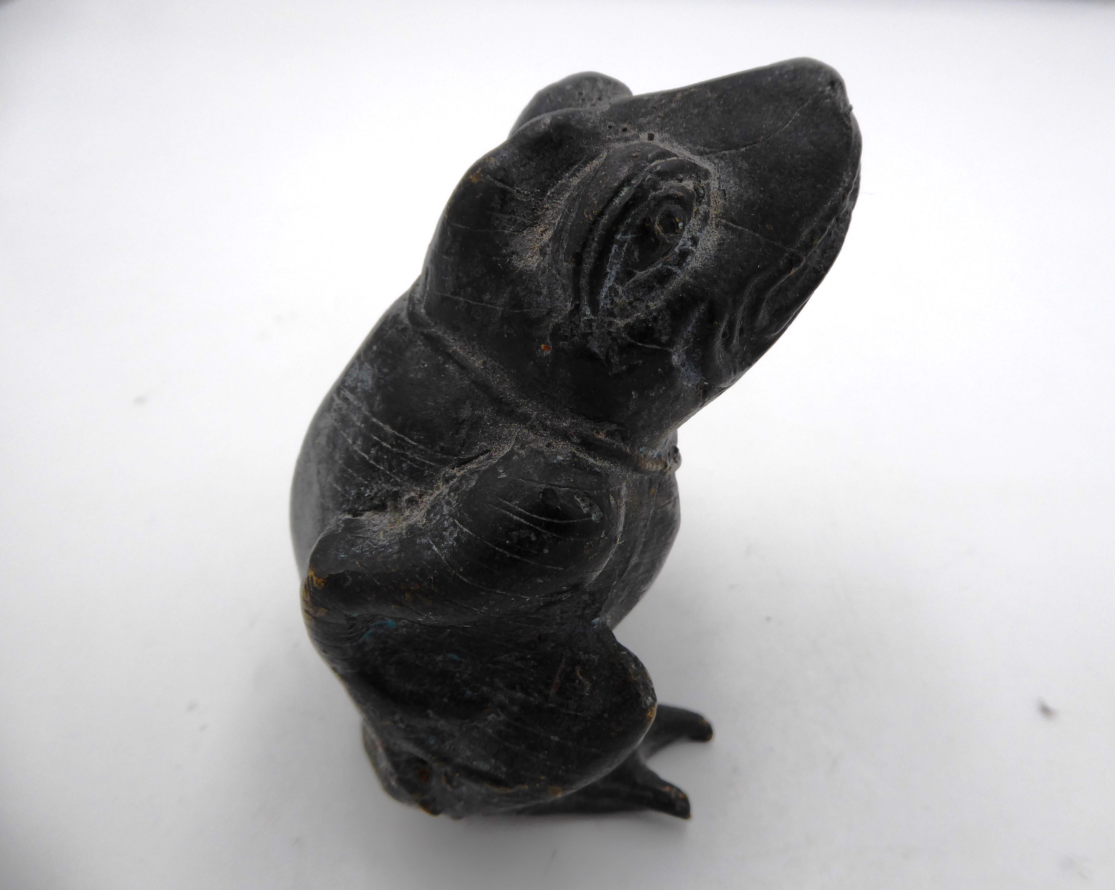 Grenouille tenant un petit enfant en laiton noirci