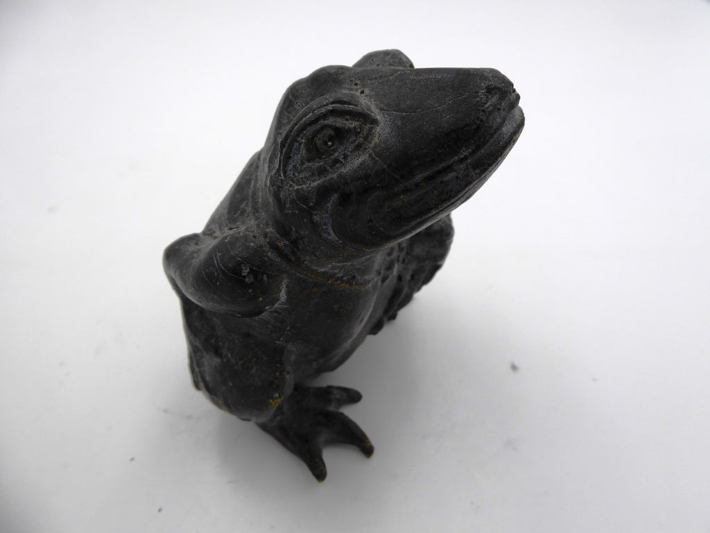 Grenouille tenant un petit enfant en laiton noirci