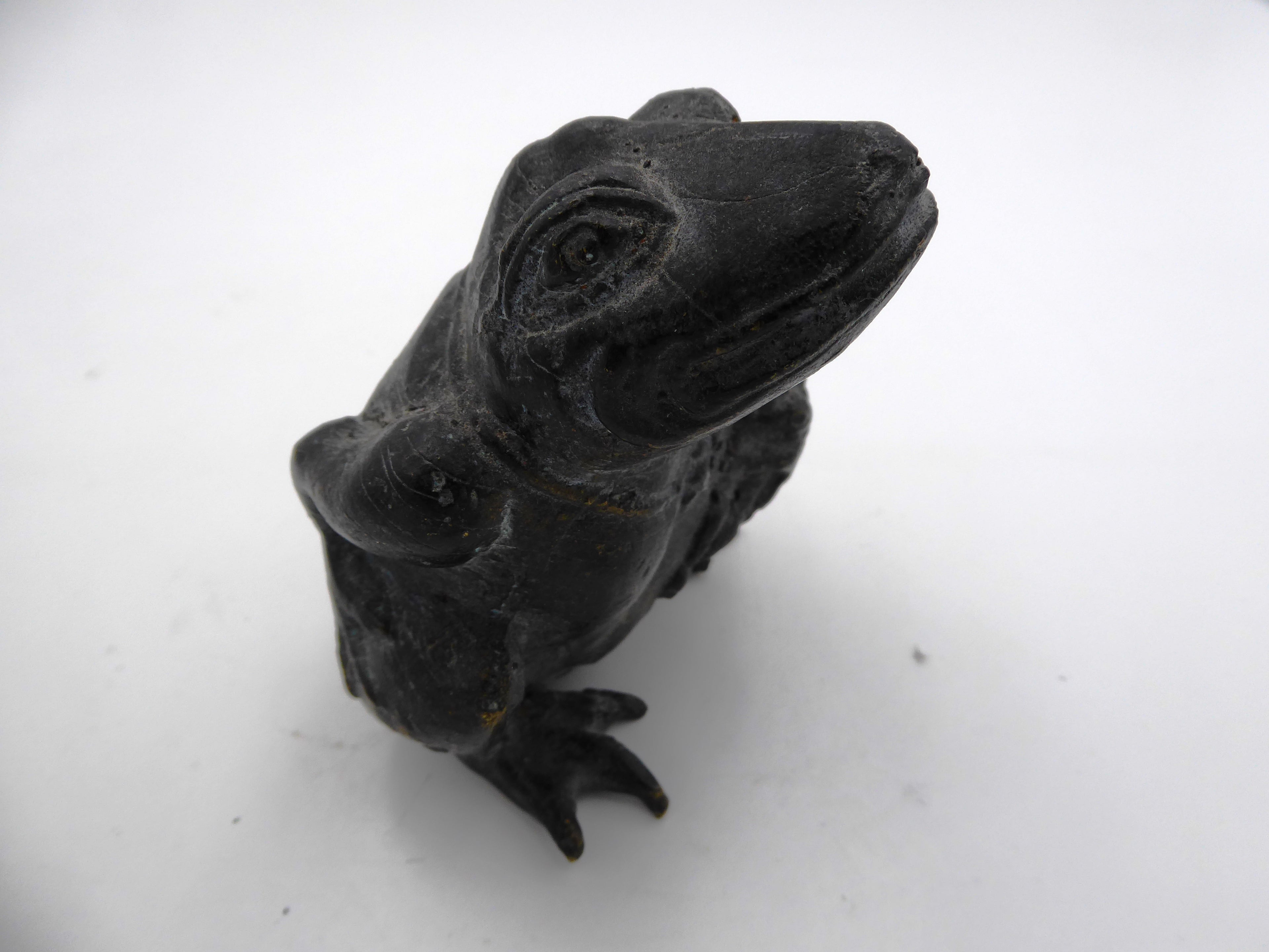 Grenouille tenant un petit enfant en laiton noirci