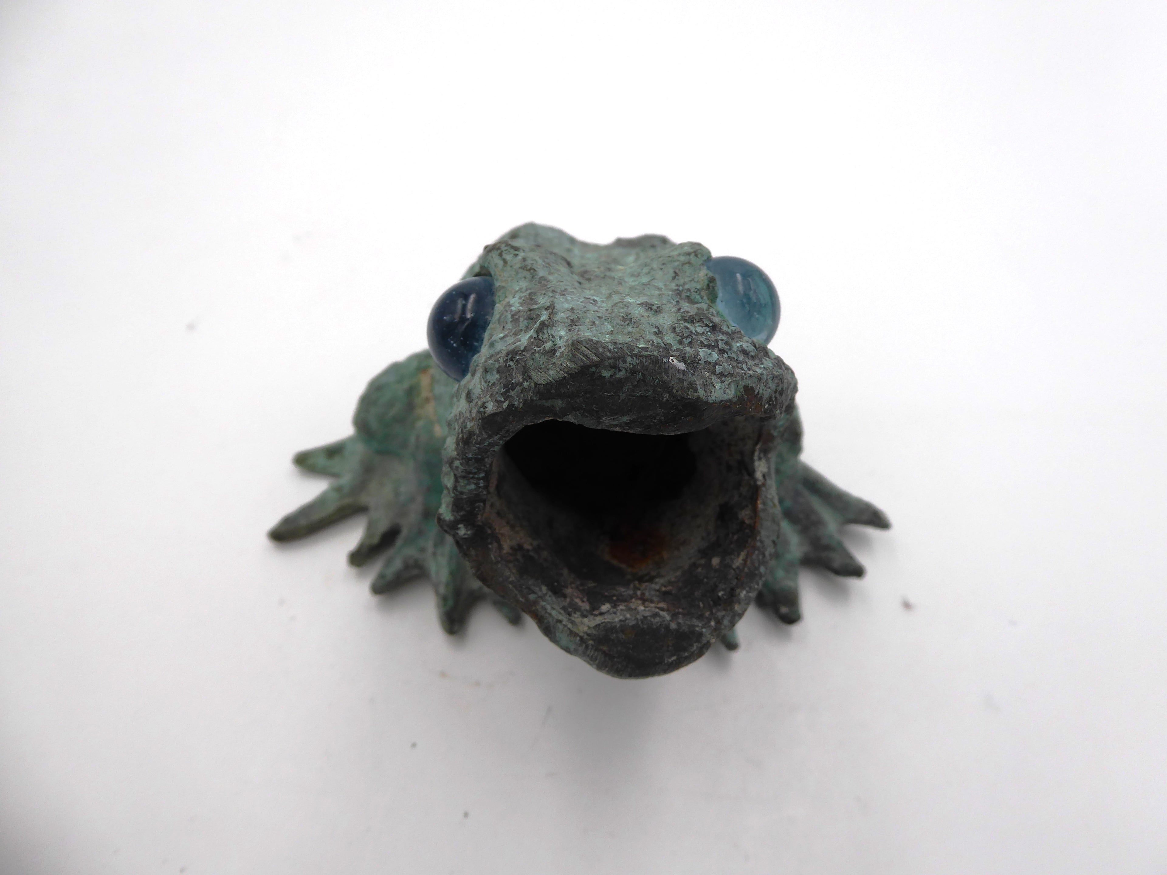 Bronze grenouille bouche ouverte aux yeux de verre