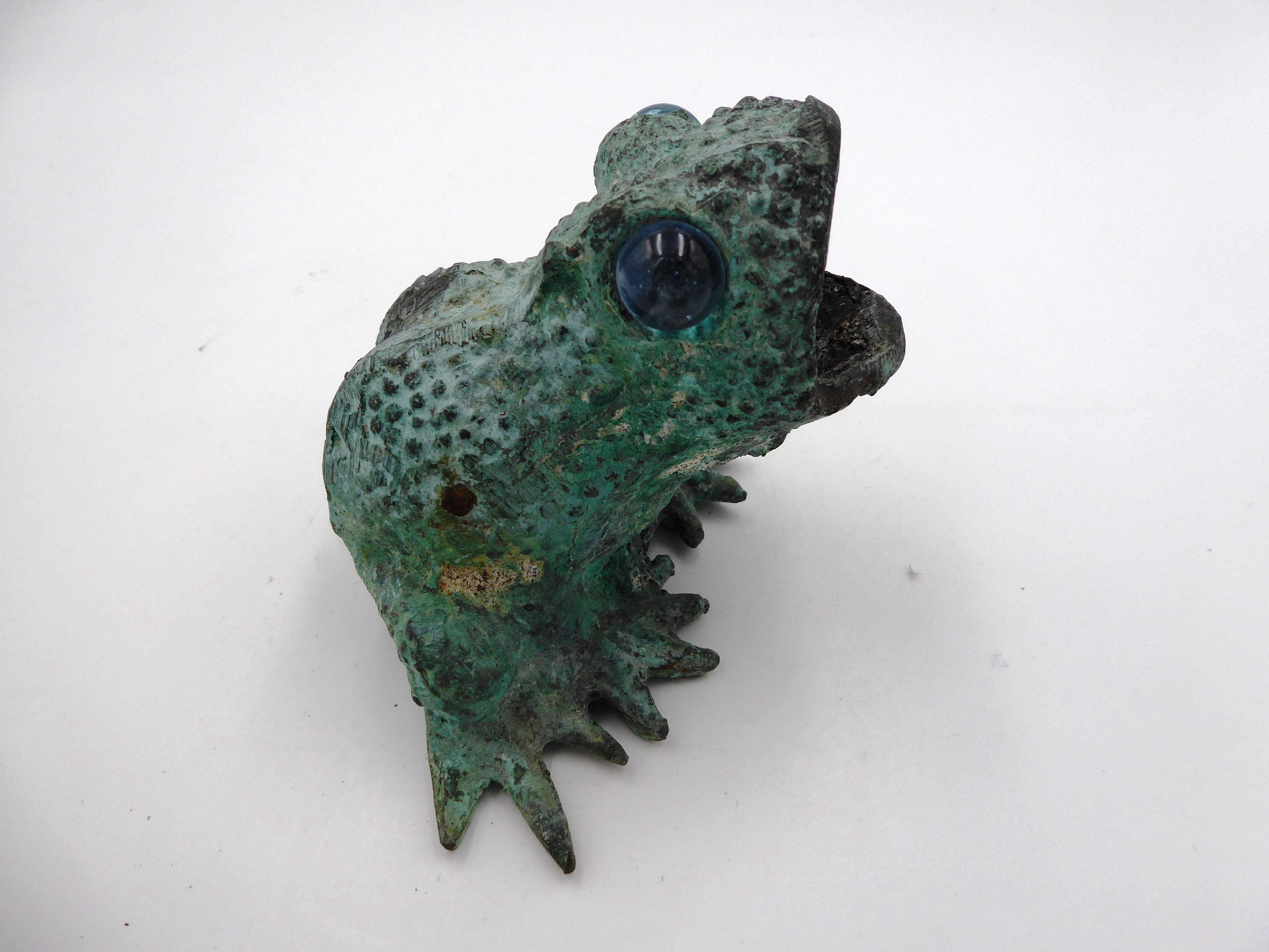 Bronze grenouille bouche ouverte aux yeux de verre