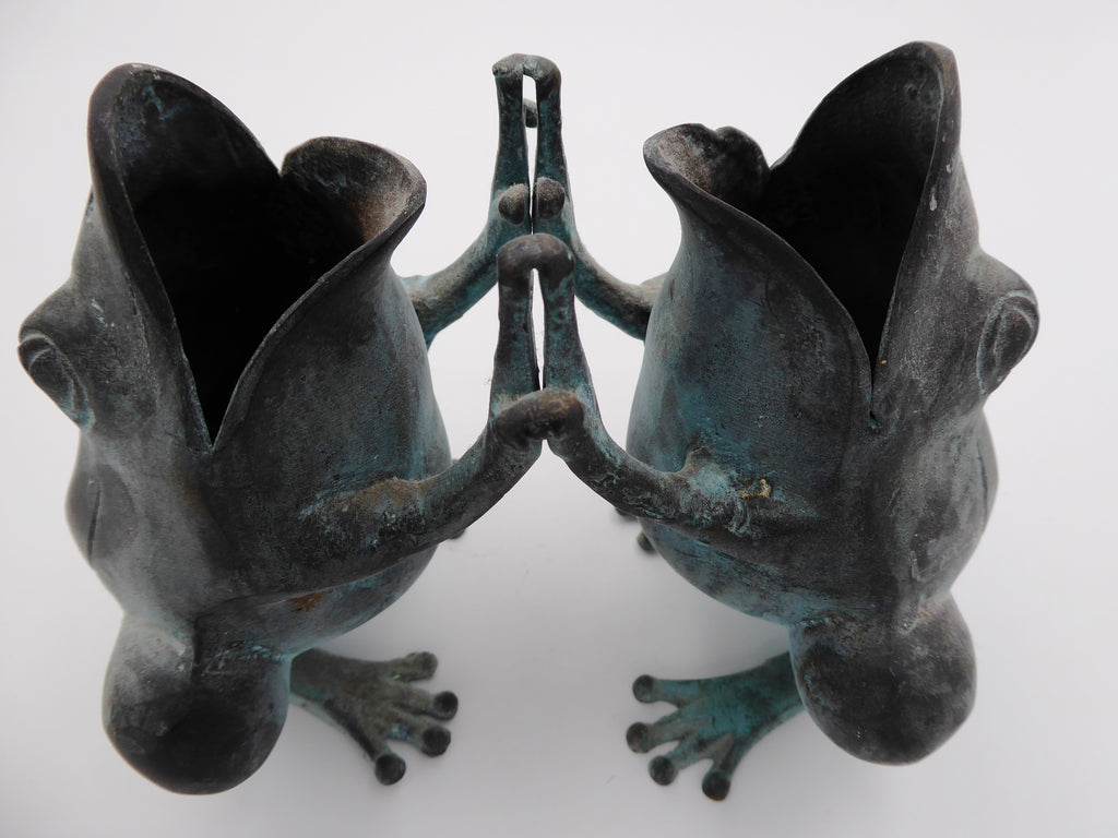 Bronze duo de grenouilles se tapant les mains