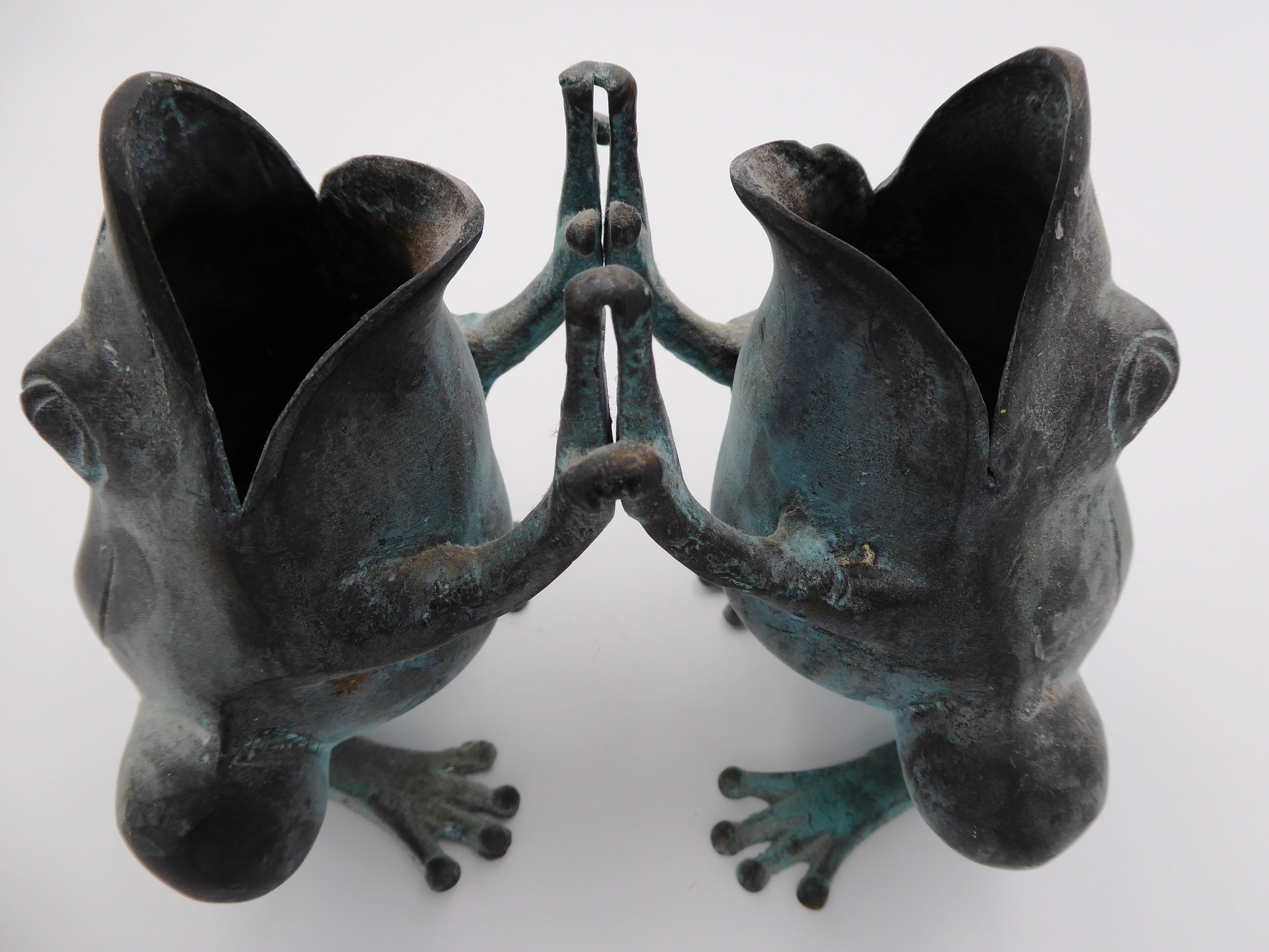 Bronze duo de grenouilles se tapant les mains
