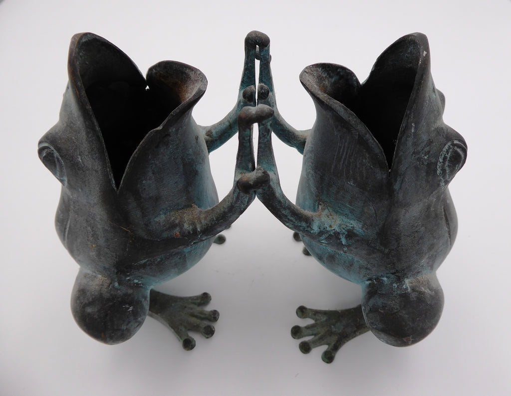 Bronze duo de grenouilles se tapant les mains