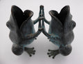 Bronze duo de grenouilles se tapant les mains