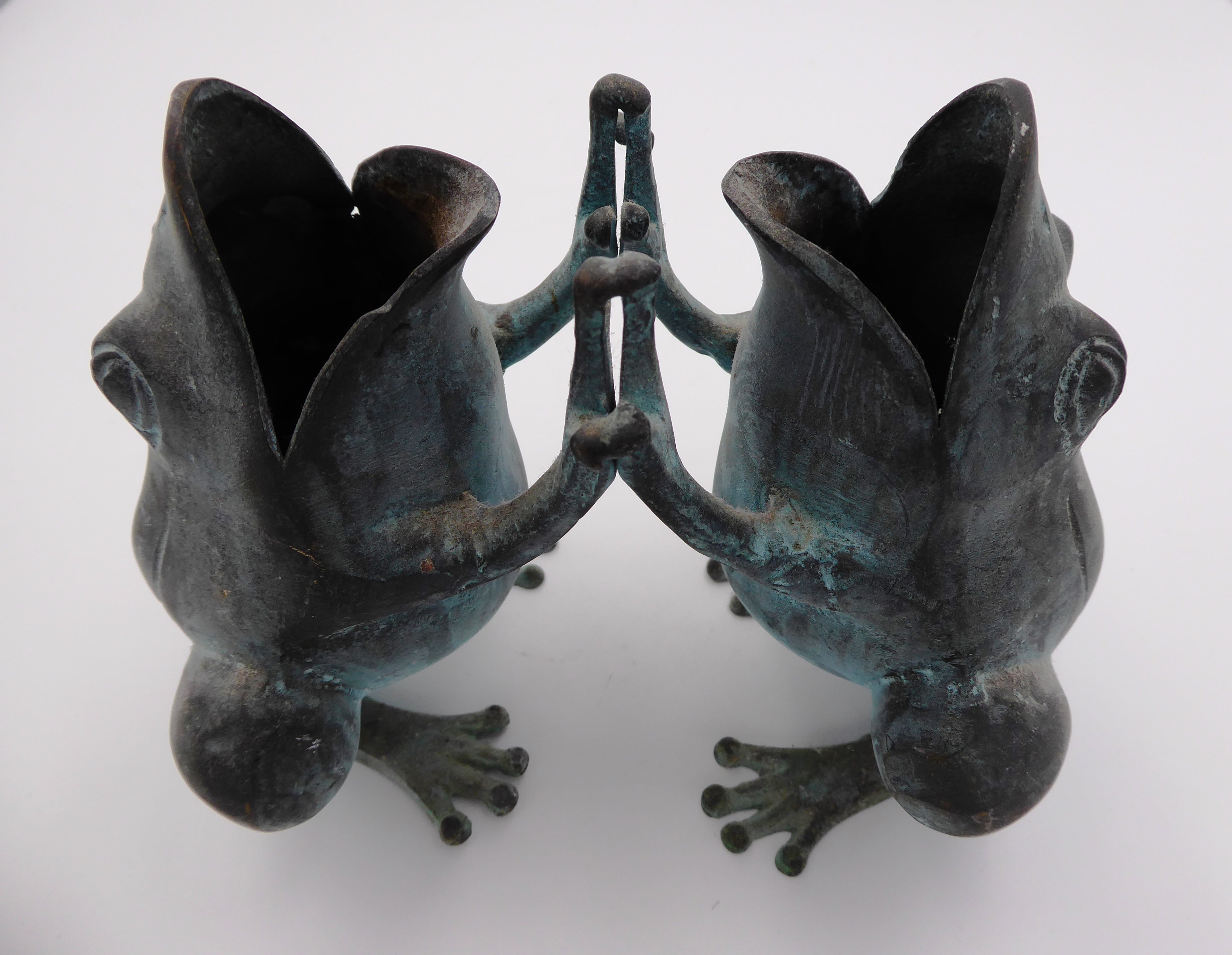 Bronze duo de grenouilles se tapant les mains