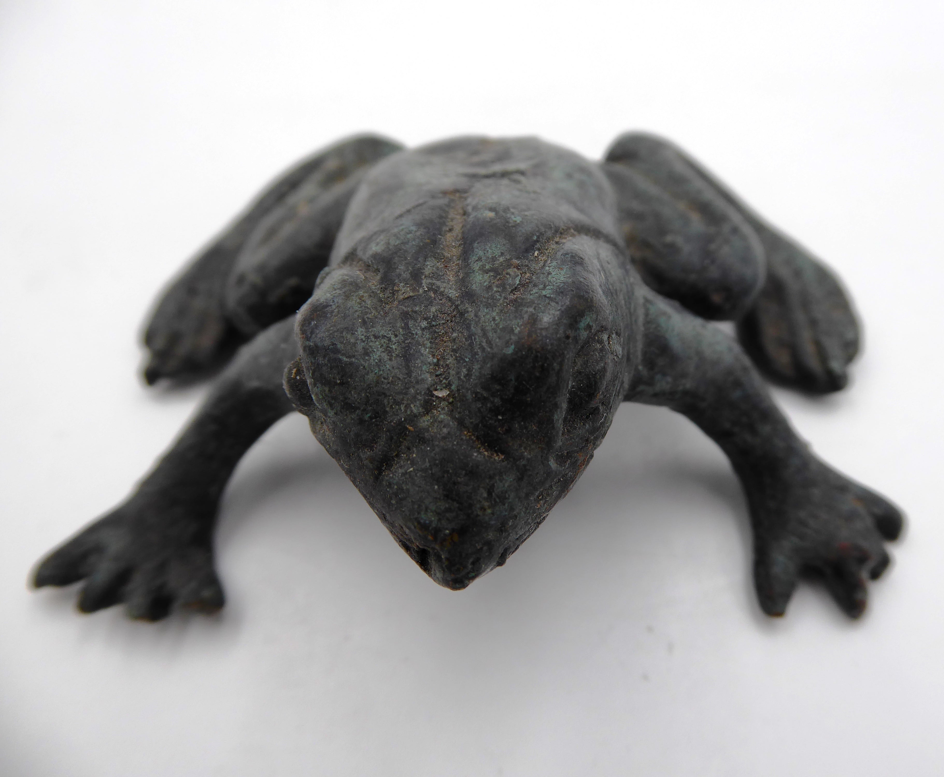 Bronze grenouille prête à sauter
