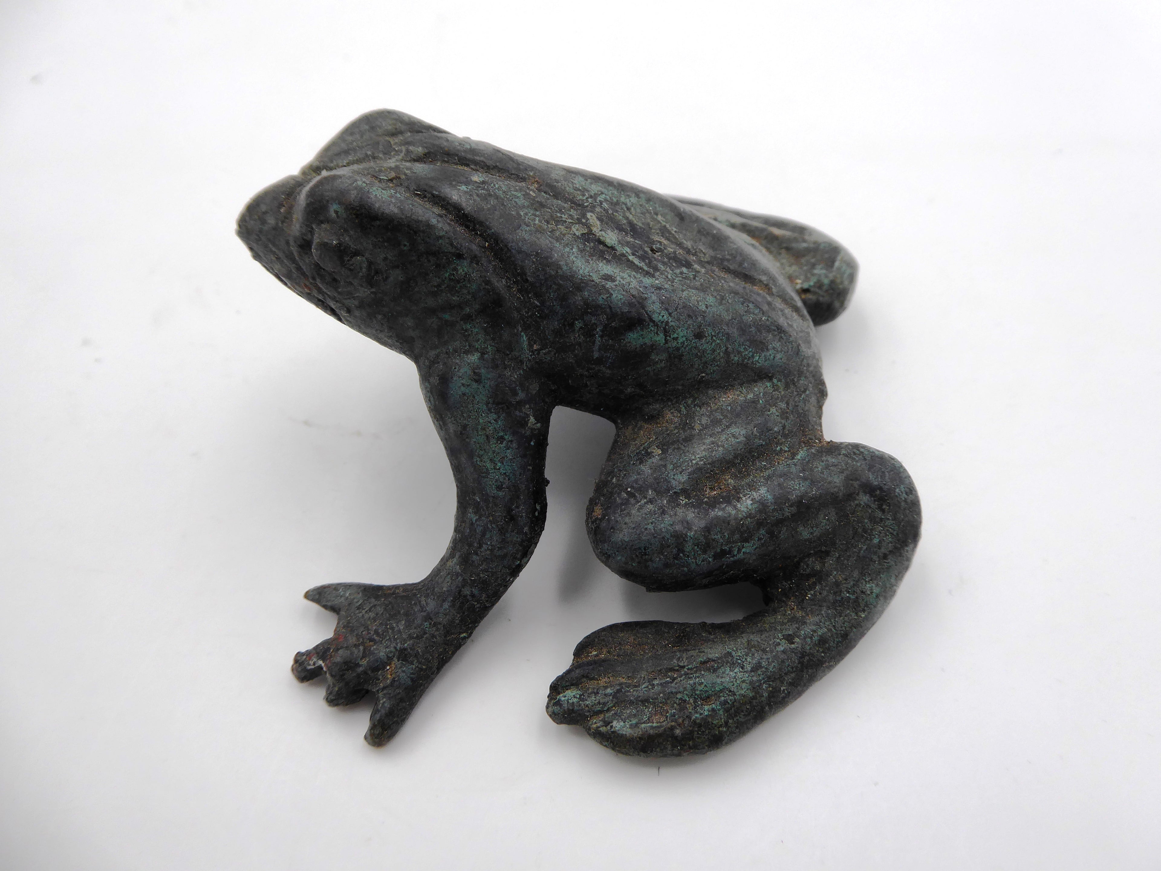 Bronze grenouille prête à sauter