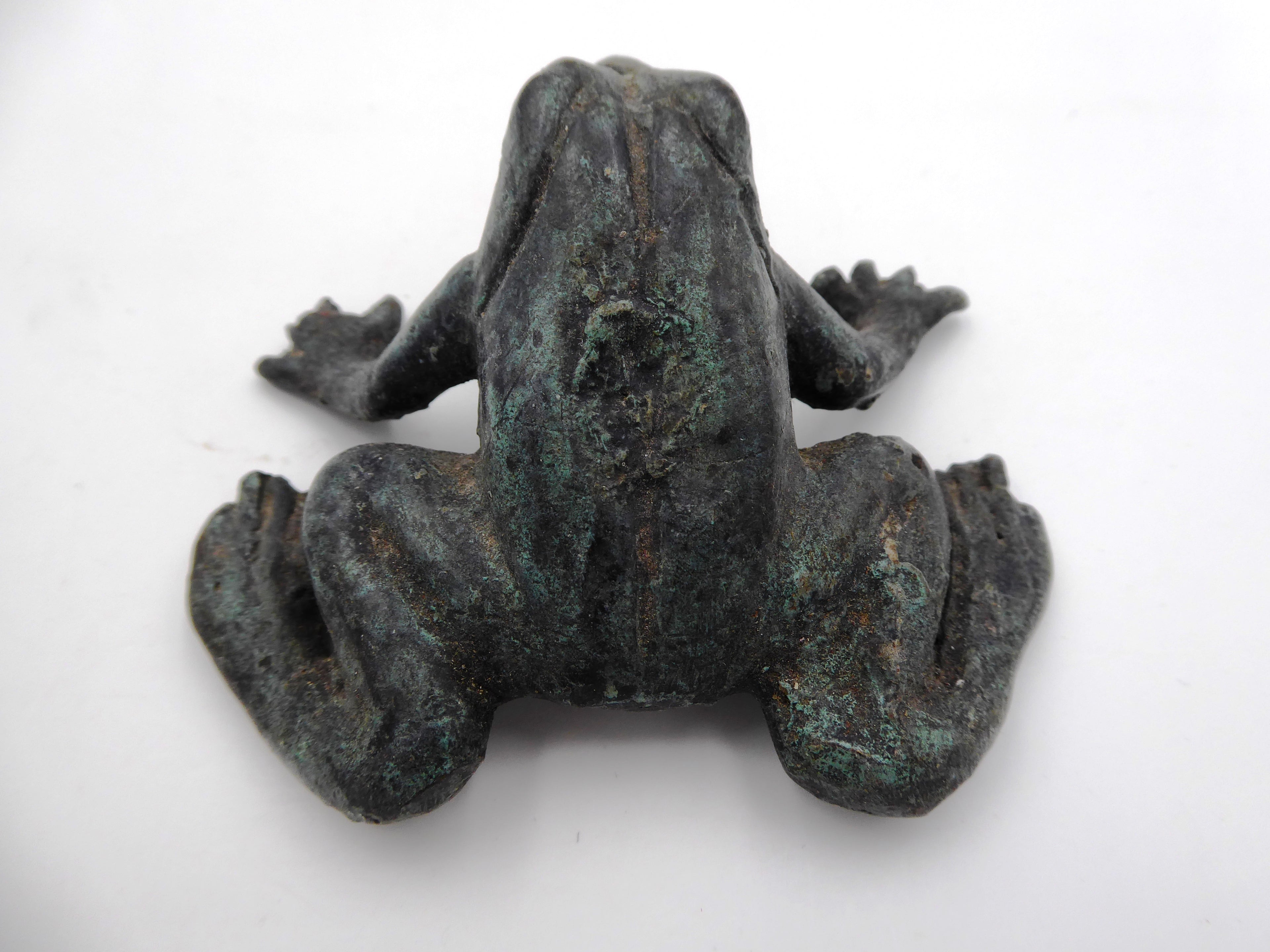 Bronze grenouille prête à sauter